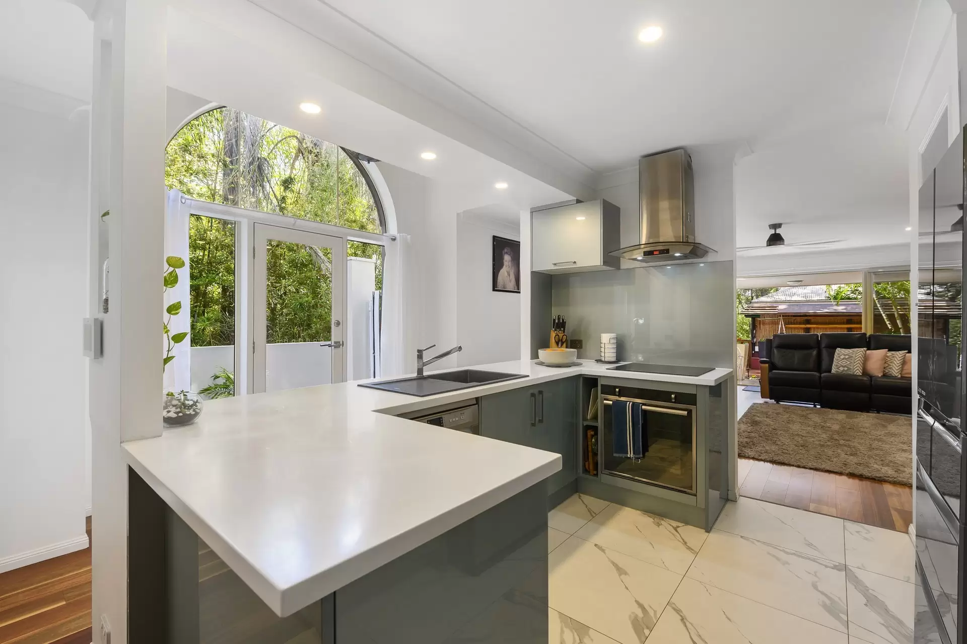 1/25 Charlton Street, Southport Sold by  - image 1