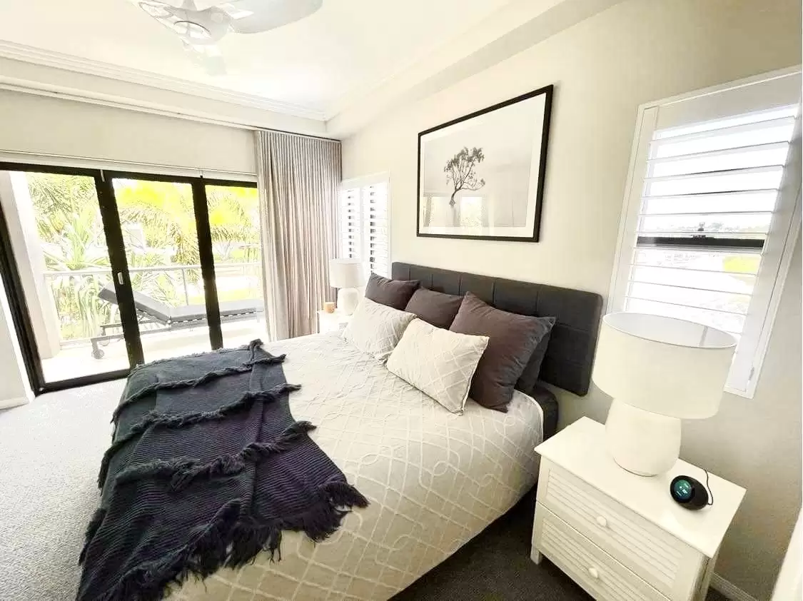 7/36-38 Oatland Esplanade, Runaway Bay Sold by Queensland Sotheby's International Realty - image 1