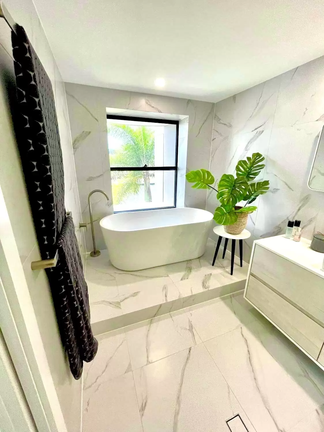 7/36-38 Oatland Esplanade, Runaway Bay Sold by Queensland Sotheby's International Realty - image 1