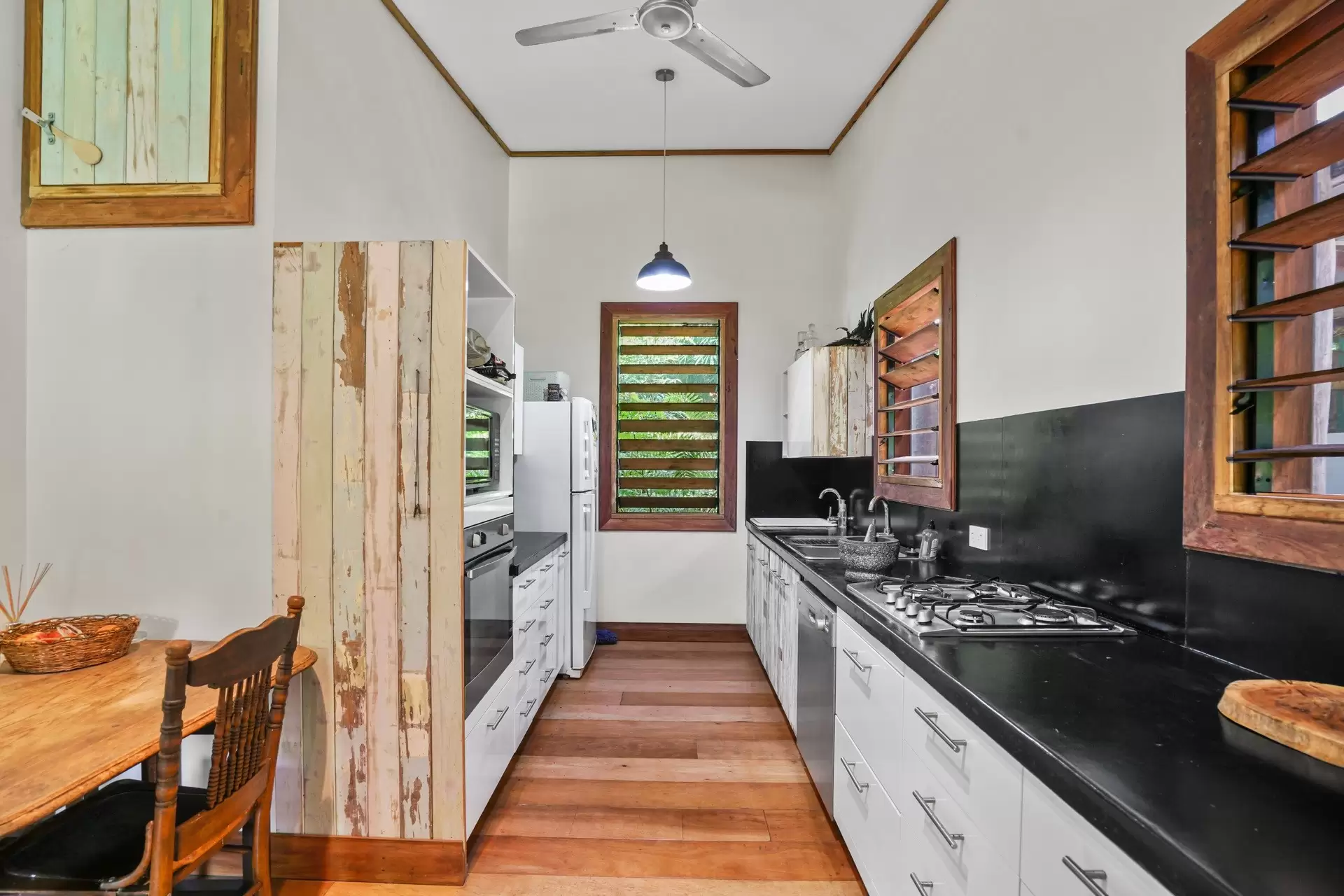 6 Wongaree Way, Currumbin Valley Sold by Queensland Sotheby's International Realty - image 1