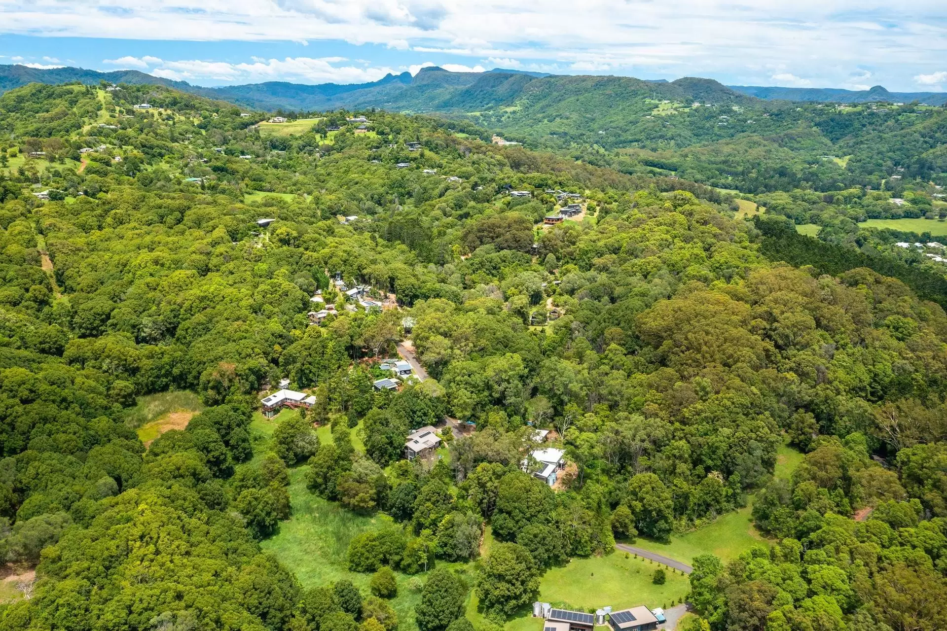 6 Wongaree Way, Currumbin Valley Sold by Queensland Sotheby's International Realty - image 1