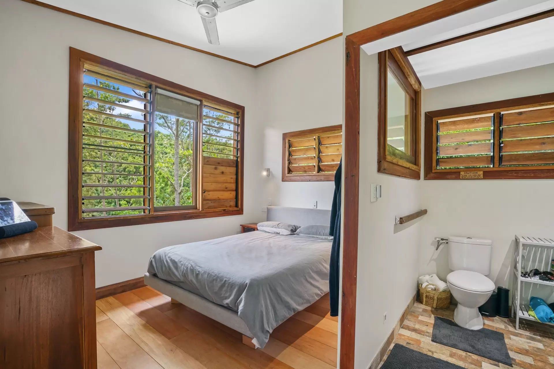 6 Wongaree Way, Currumbin Valley Sold by Queensland Sotheby's International Realty - image 1