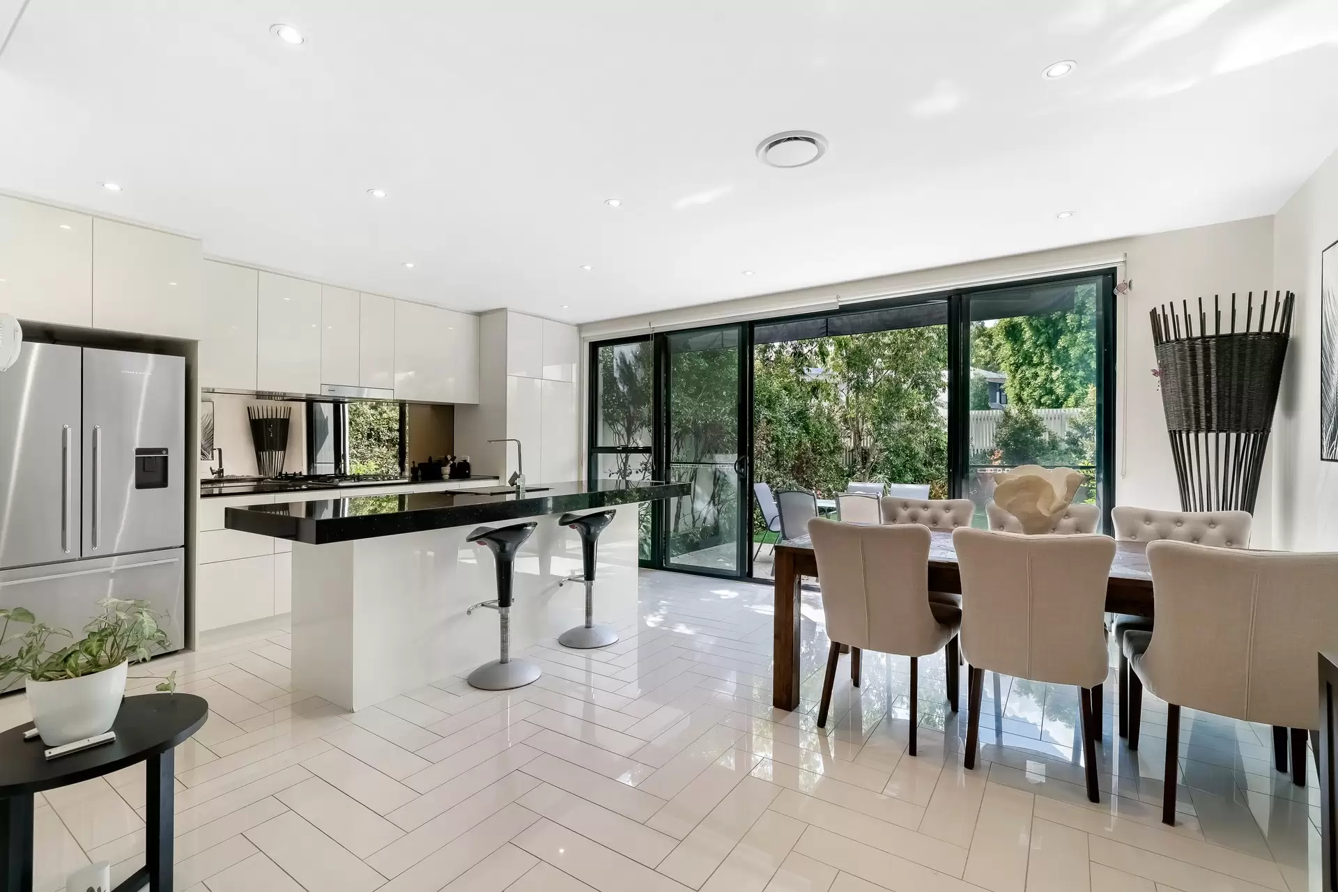 22 Theatre Drive, Benowa Sold by  - image 1