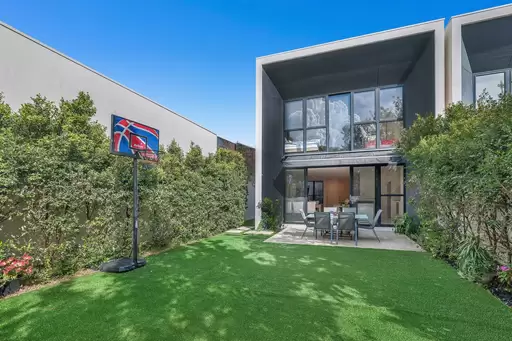 22 Theatre Drive, Benowa Sold by Queensland Sotheby's International Realty