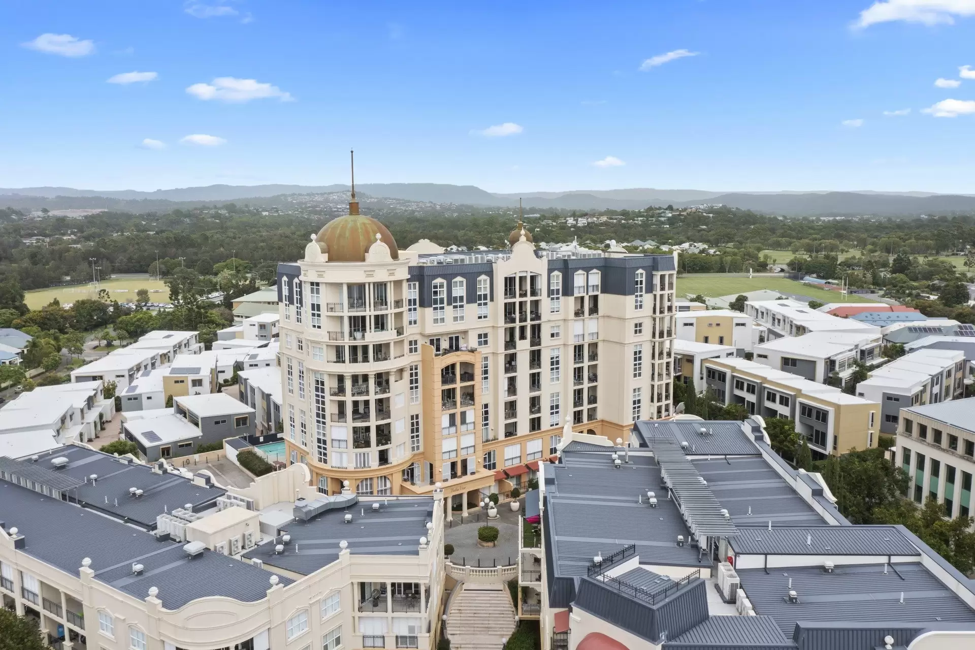 3033/3029 The Boulevard, Carrara Sold by Queensland Sotheby's International Realty - image 1