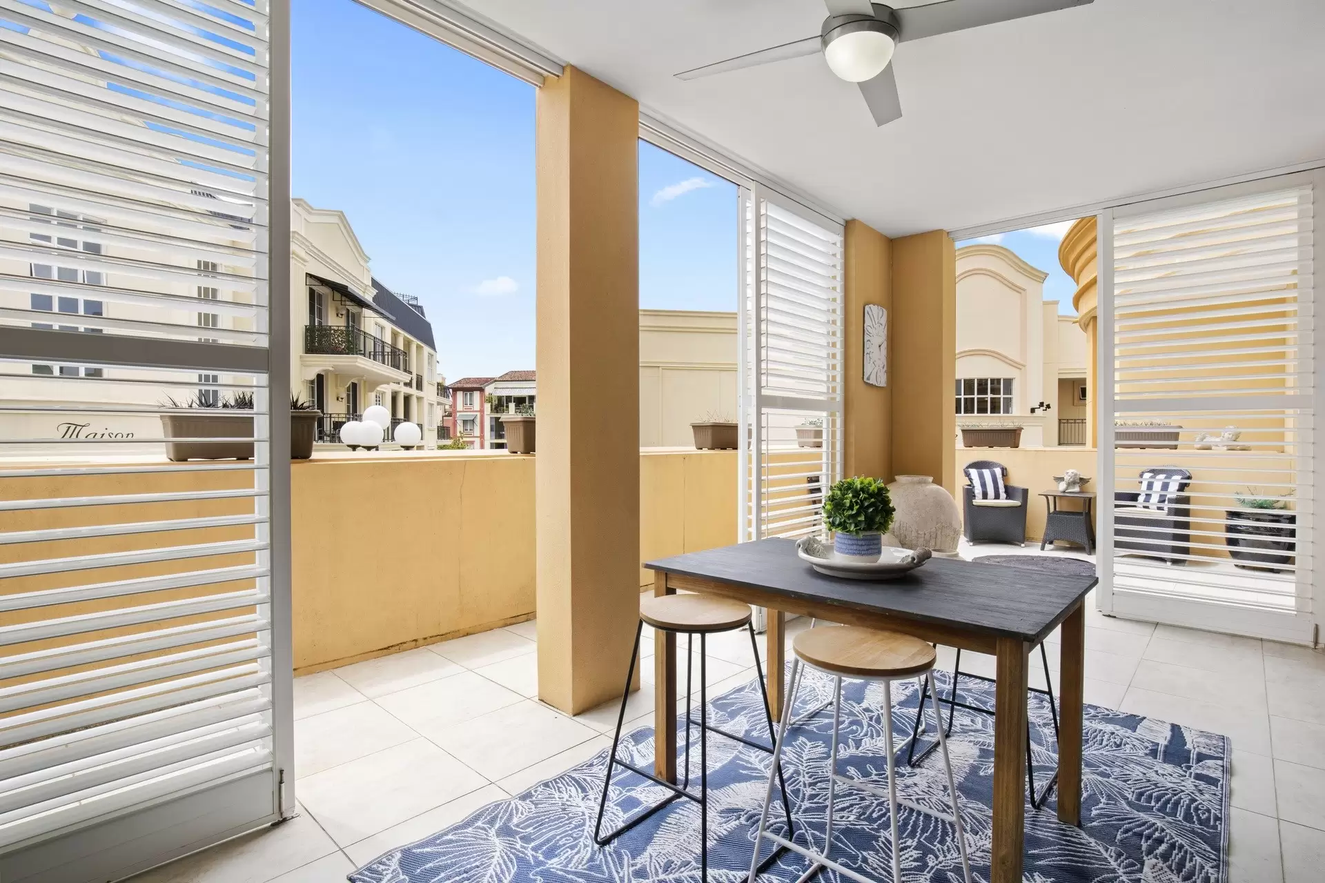 3033/3029 The Boulevard, Carrara Sold by  - image 1