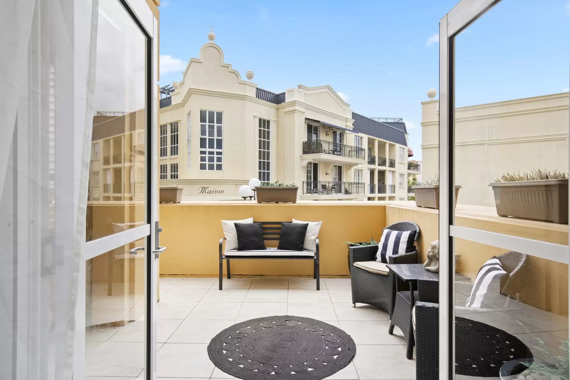 3033/3029 The Boulevard, Carrara Sold by  - image 1