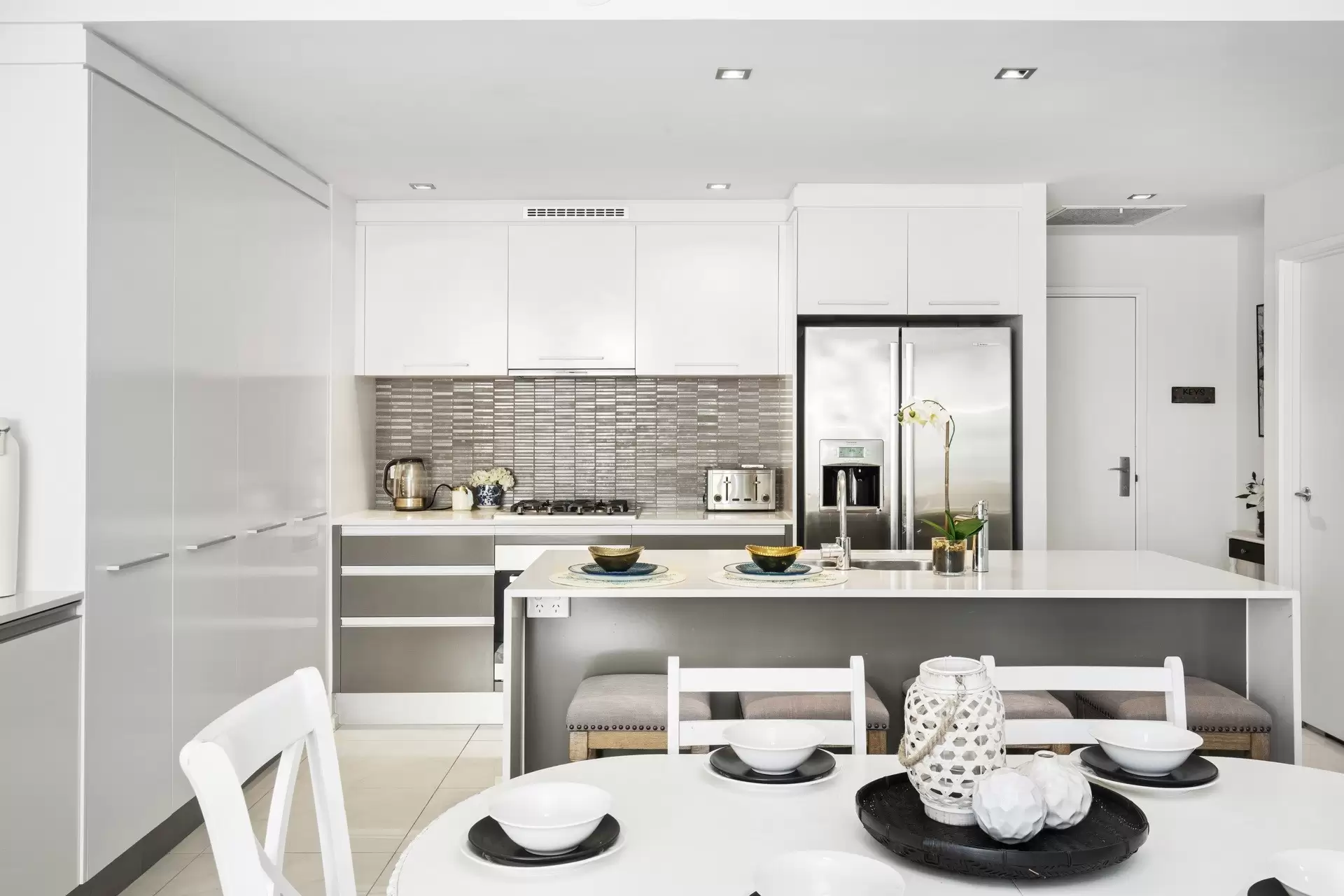 3033/3029 The Boulevard, Carrara Sold by  - image 1