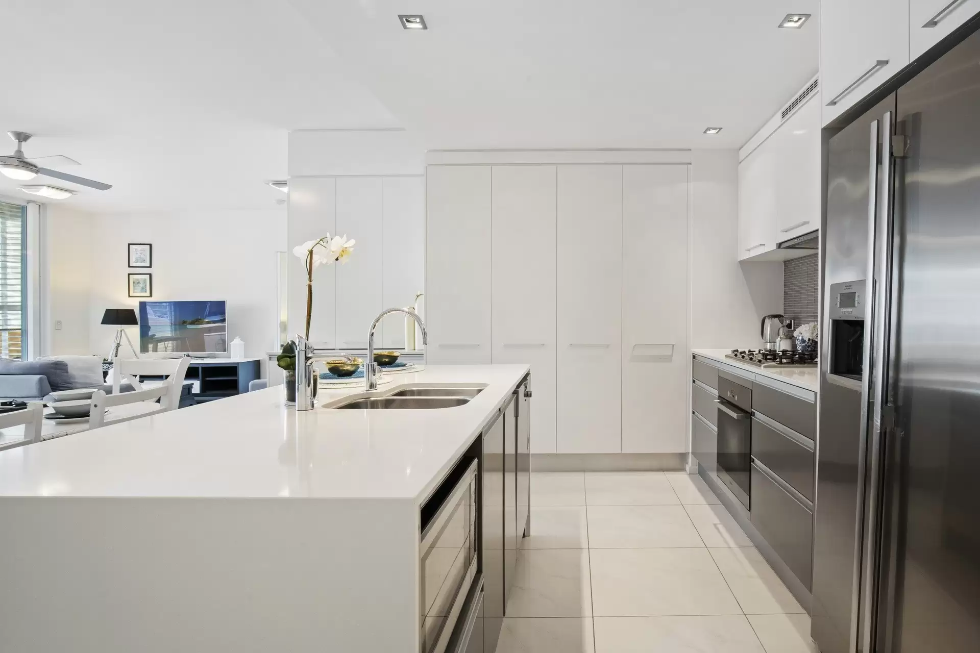 3033/3029 The Boulevard, Carrara Sold by  - image 1