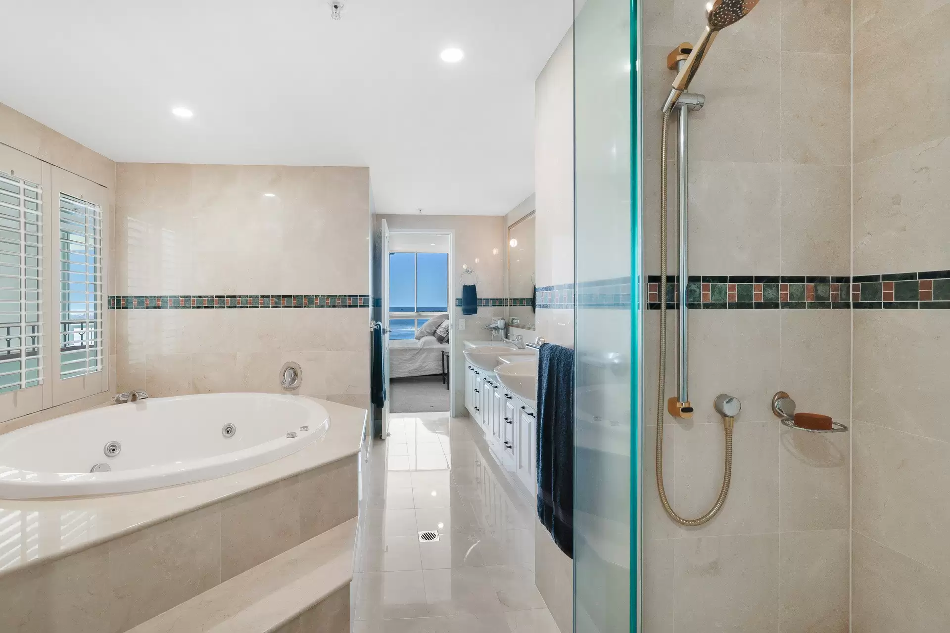 1401/182 Marine Parade, Labrador Sold by Queensland Sotheby's International Realty - image 1