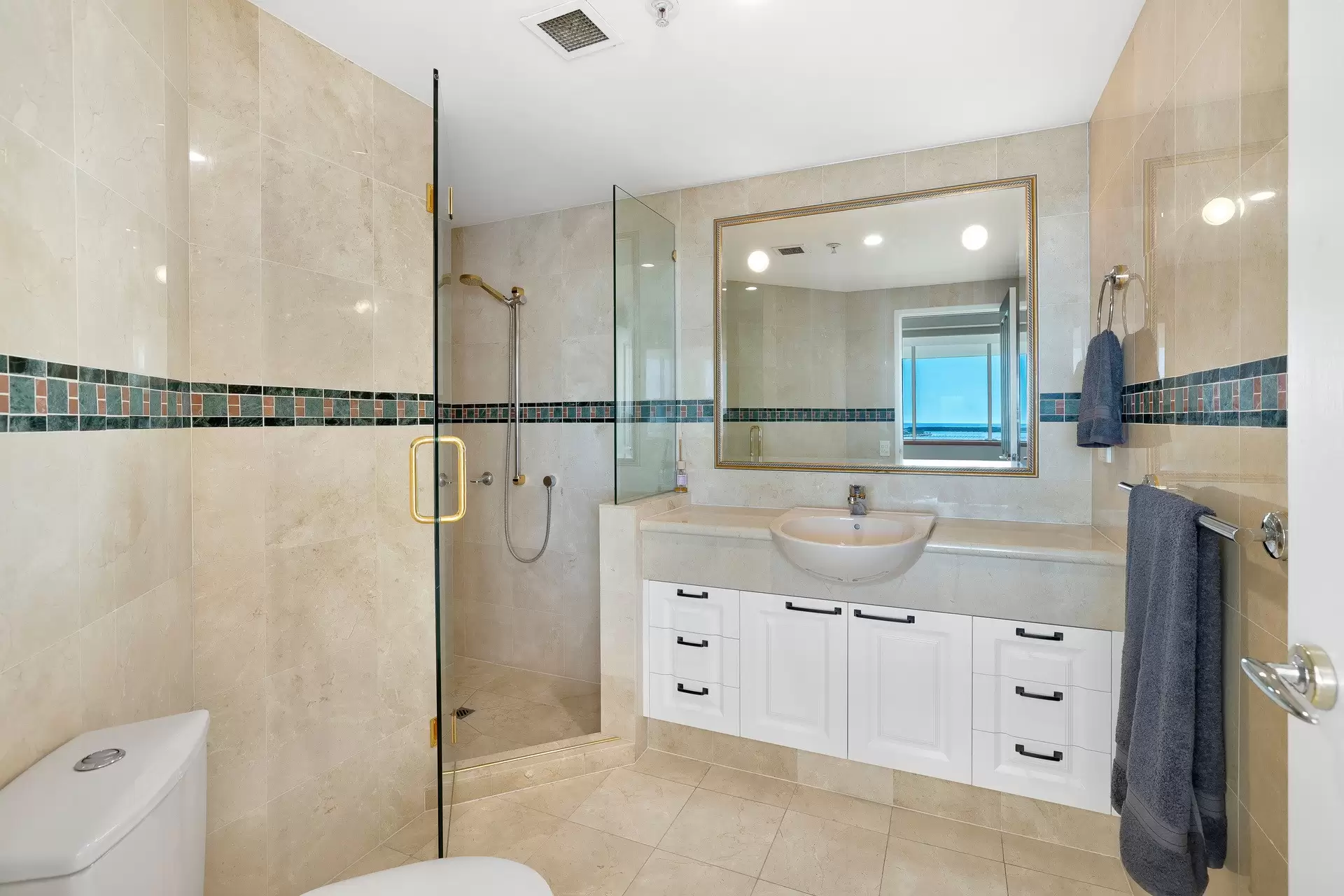 1401/182 Marine Parade, Labrador Sold by Queensland Sotheby's International Realty - image 1