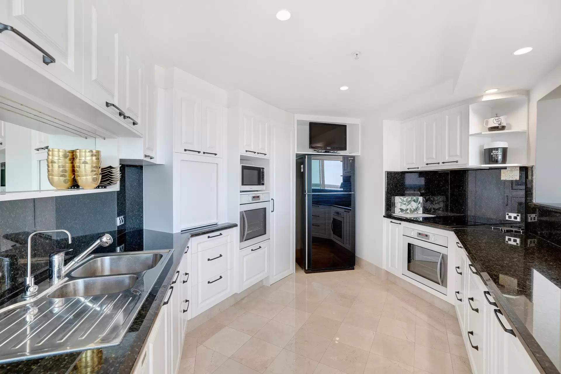 1401/182 Marine Parade, Labrador Sold by Queensland Sotheby's International Realty - image 1