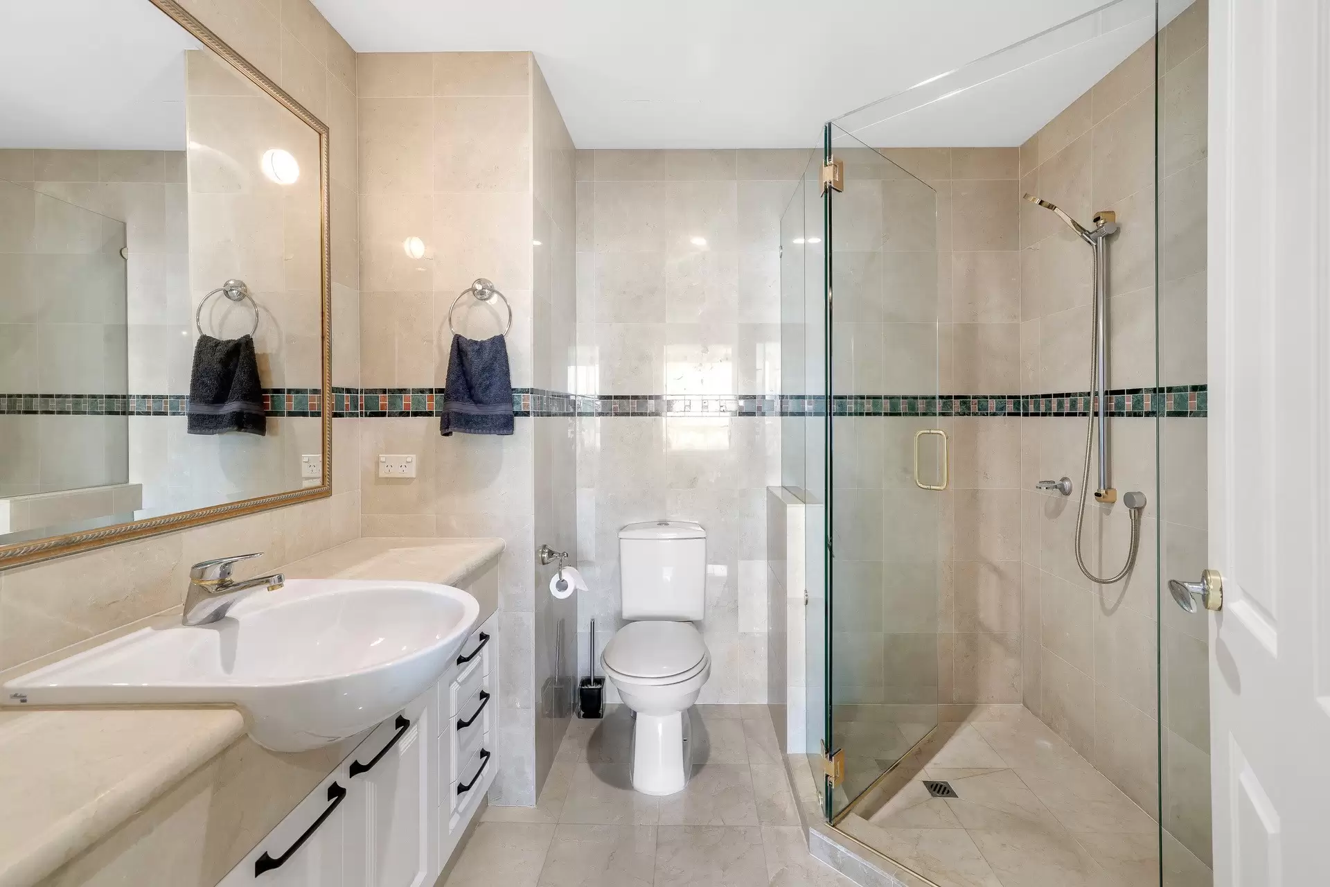 1401/182 Marine Parade, Labrador Sold by Queensland Sotheby's International Realty - image 1