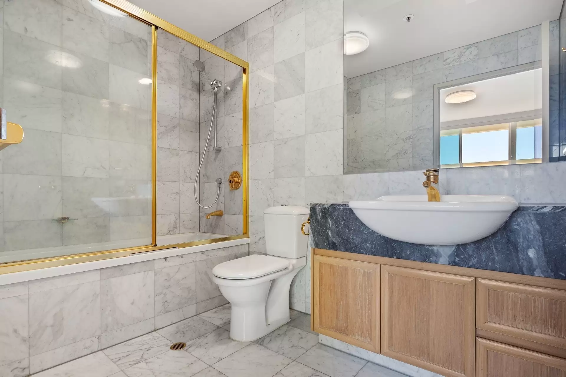 A21-2/75 Brighton Parade, Southport Sold by Queensland Sotheby's International Realty - image 1