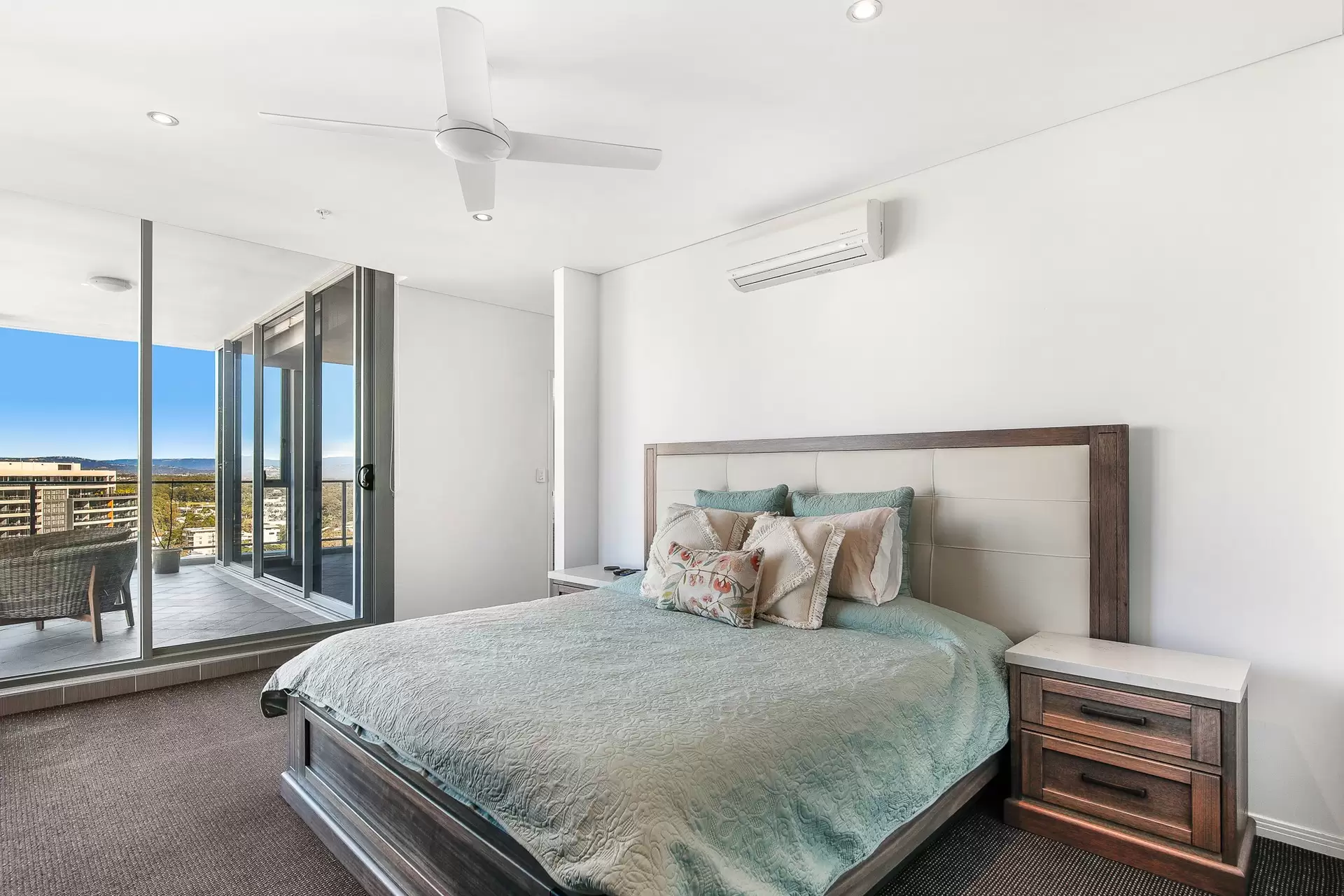 2101/4 Como Crescent, Southport Sold by  - image 1