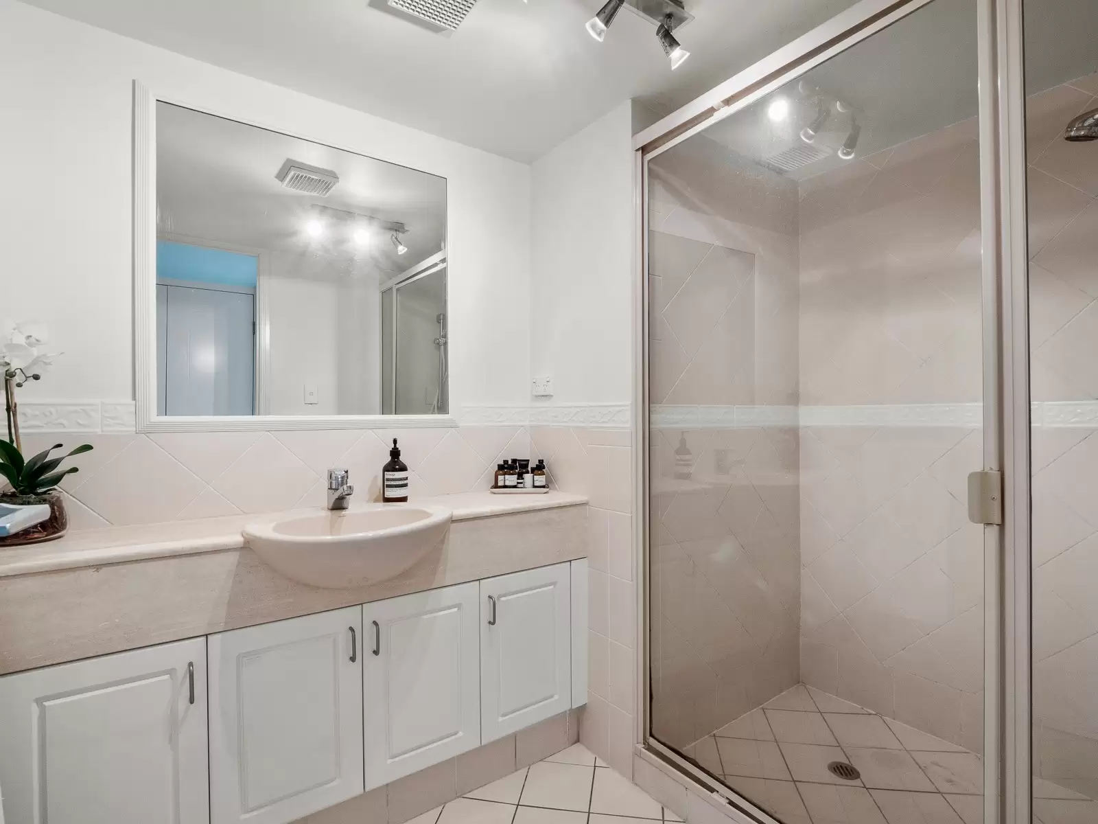 14/5-7 Cronin Avenue, Main Beach Sold by  - image 1