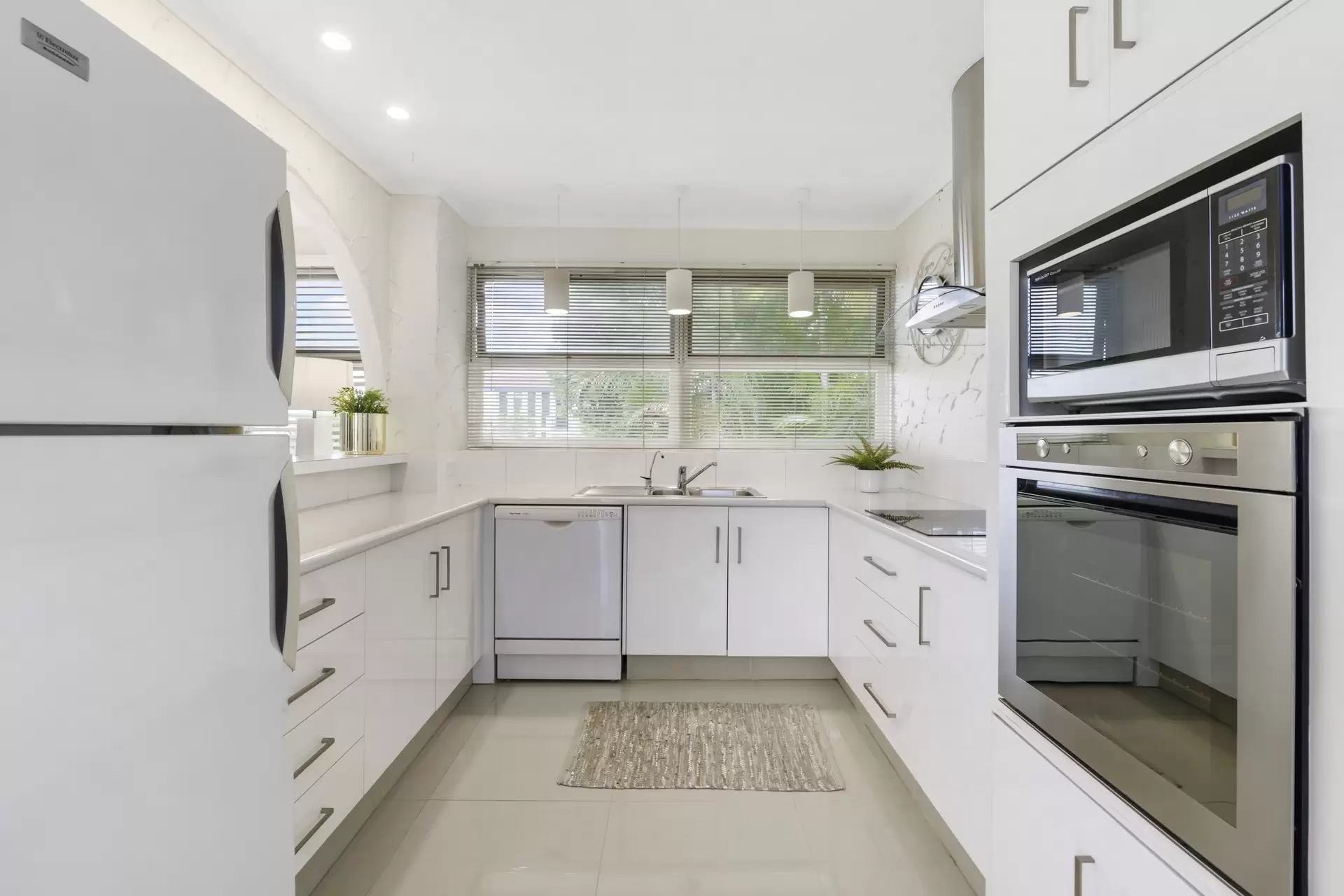 4/21 Sunset Boulevard, Surfers Paradise Sold by  - image 1