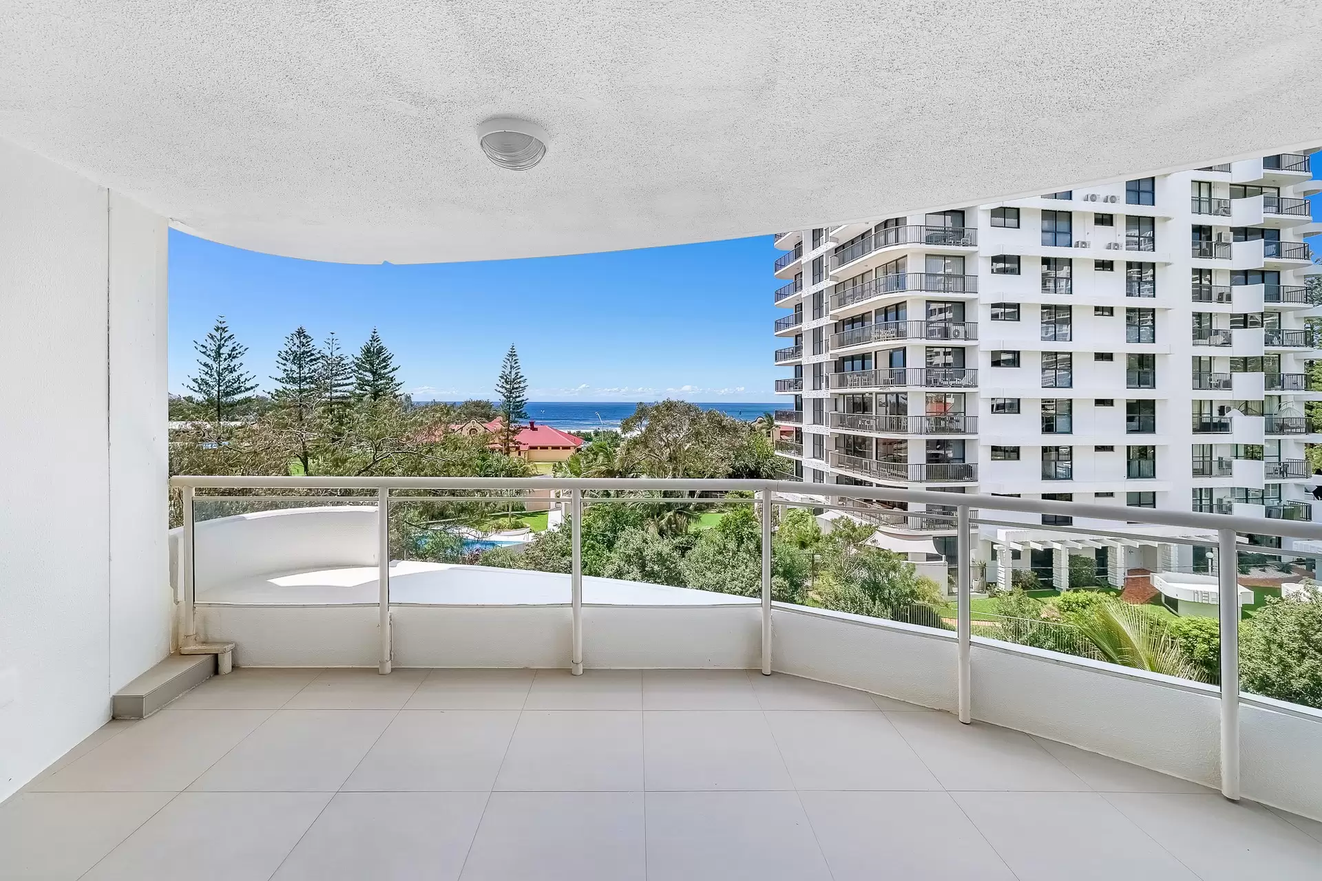19/3 Cunningham Avenue, Main Beach Sold by  - image 1
