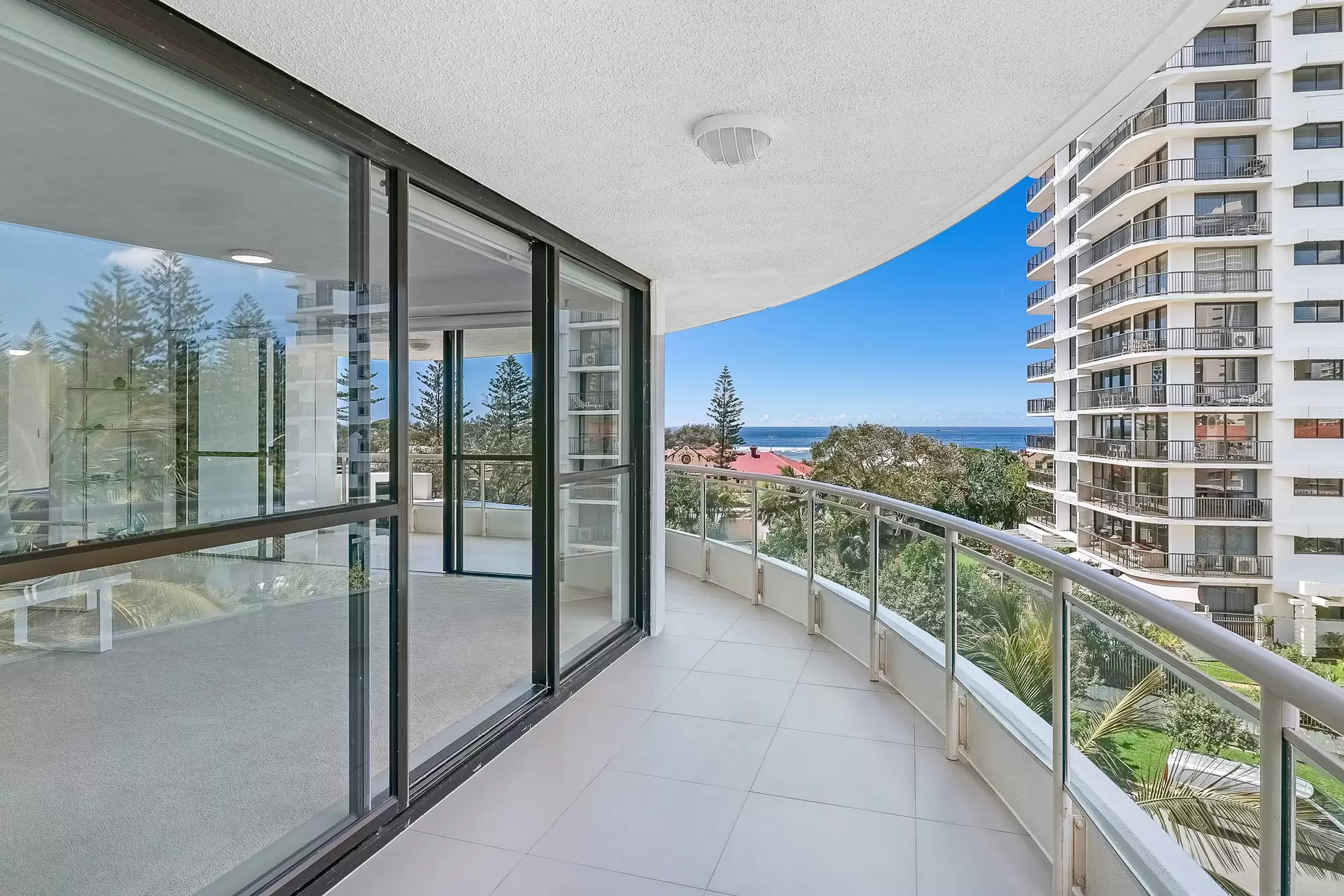 19/3 Cunningham Avenue, Main Beach Sold by Queensland Sotheby's International Realty - image 1