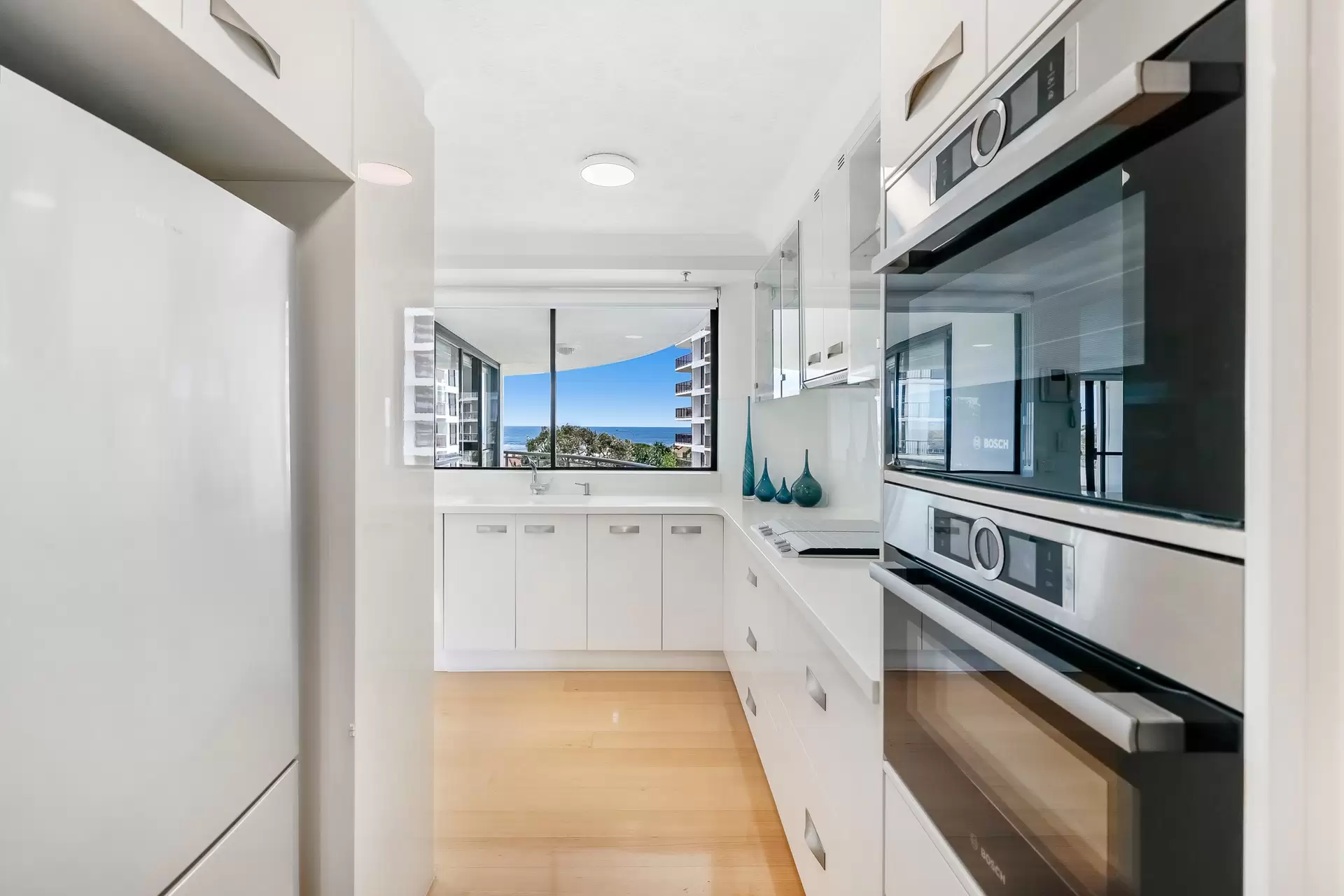 19/3 Cunningham Avenue, Main Beach Sold by  - image 1
