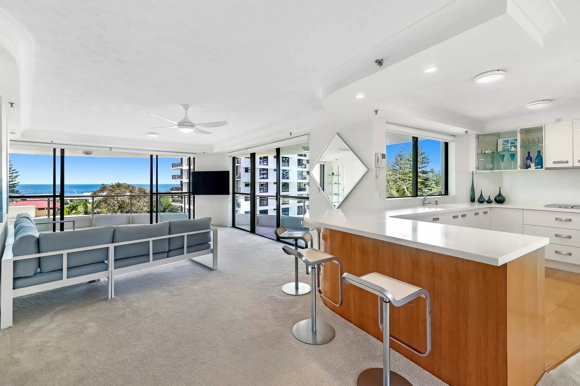 19/3 Cunningham Avenue, Main Beach Sold by  - image 1
