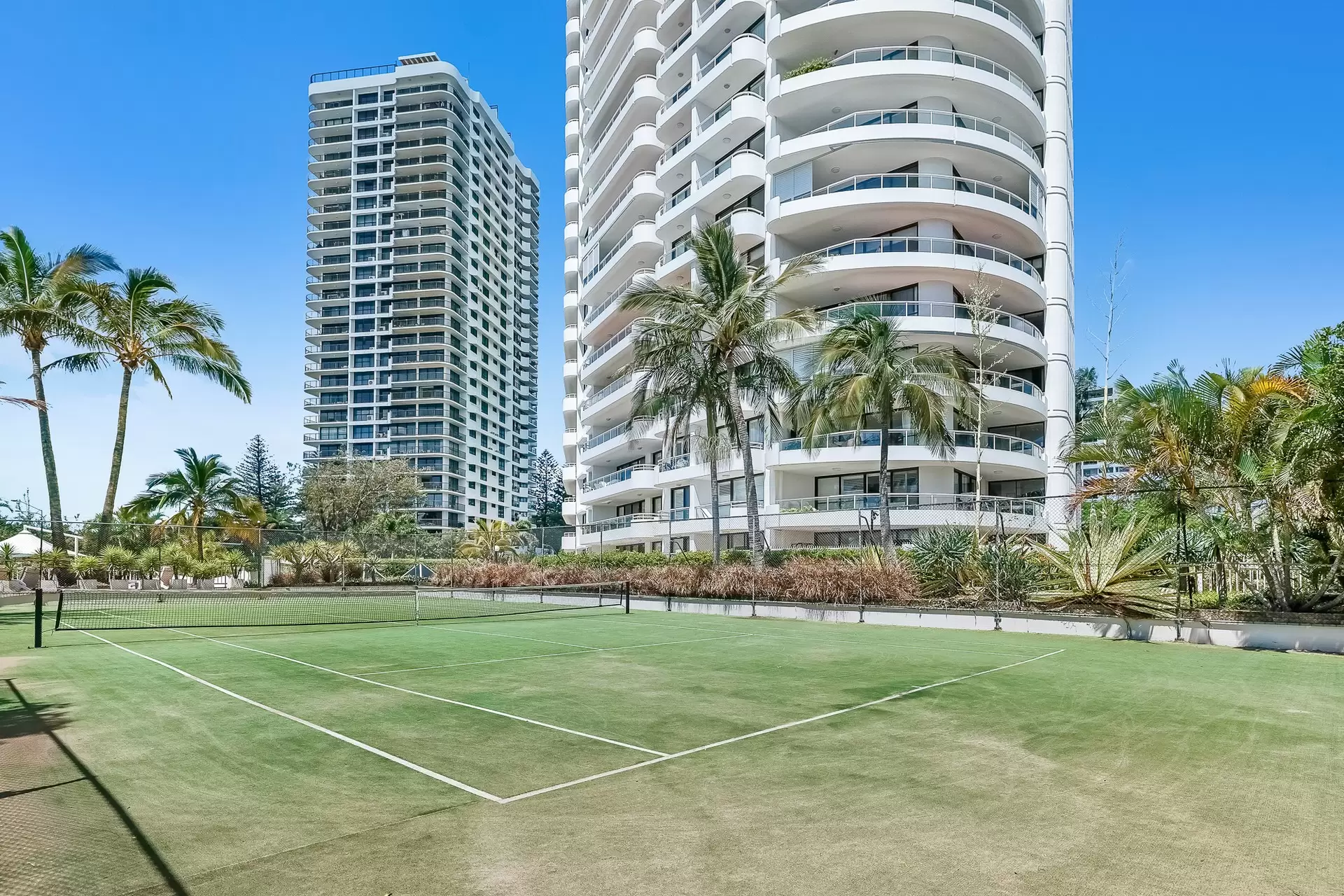 19/3 Cunningham Avenue, Main Beach Sold by Queensland Sotheby's International Realty - image 1