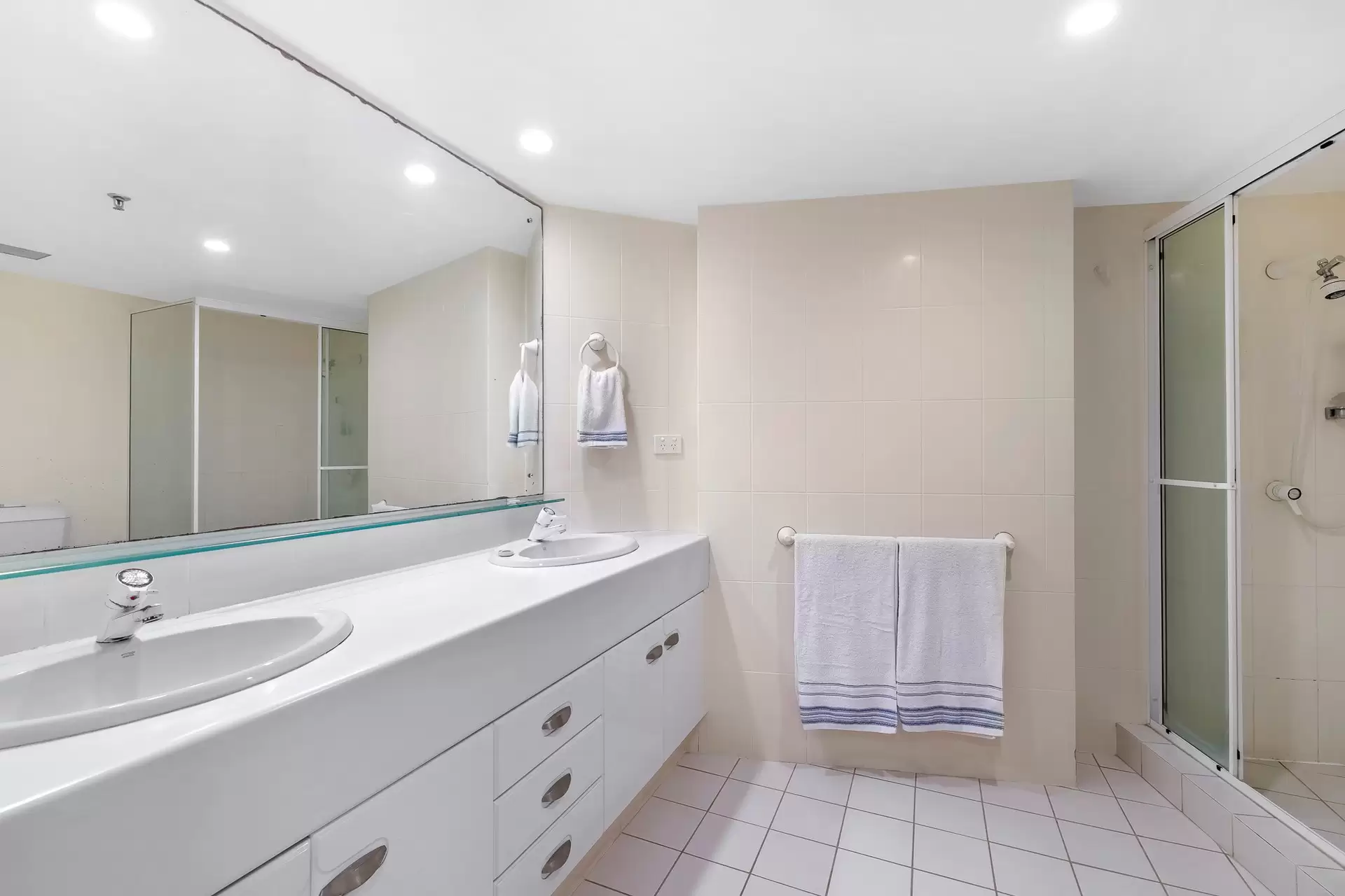 19/3 Cunningham Avenue, Main Beach Sold by Queensland Sotheby's International Realty - image 1