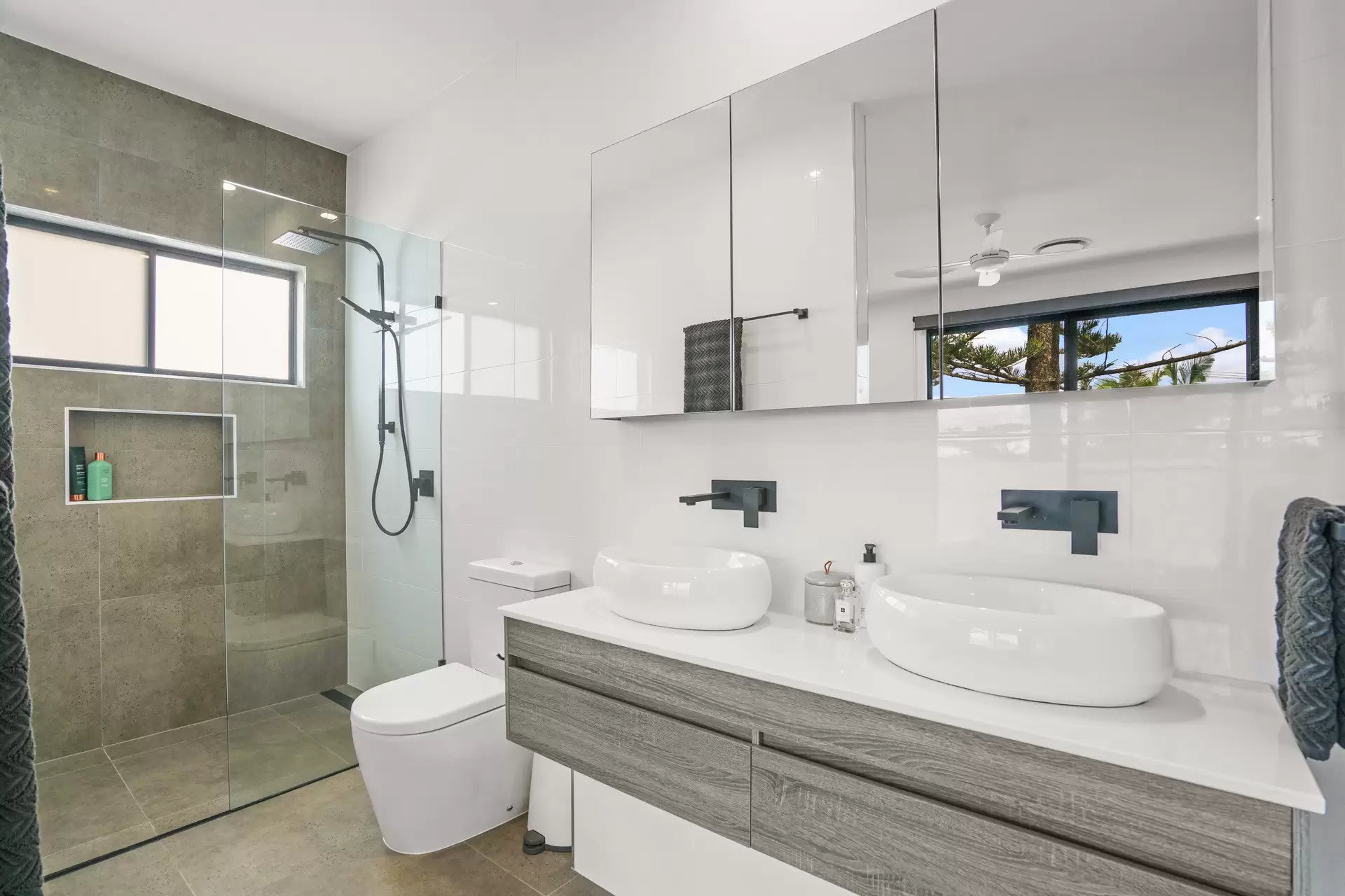 1/3 Anzac Parade, Burleigh Heads Sold by Queensland Sotheby's International Realty - image 1