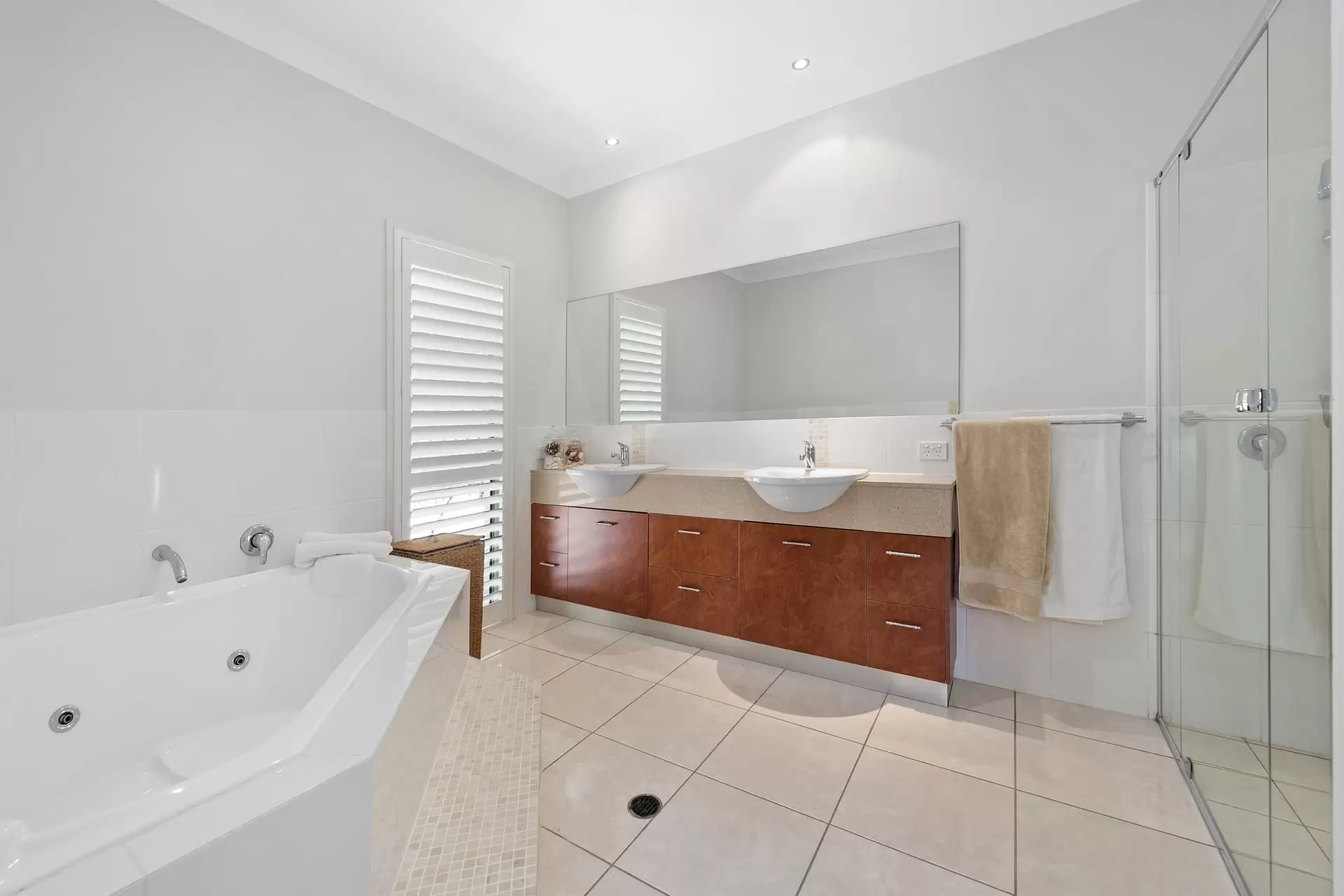 393 London Road, Belmont Sold by Queensland Sotheby's International Realty - image 1
