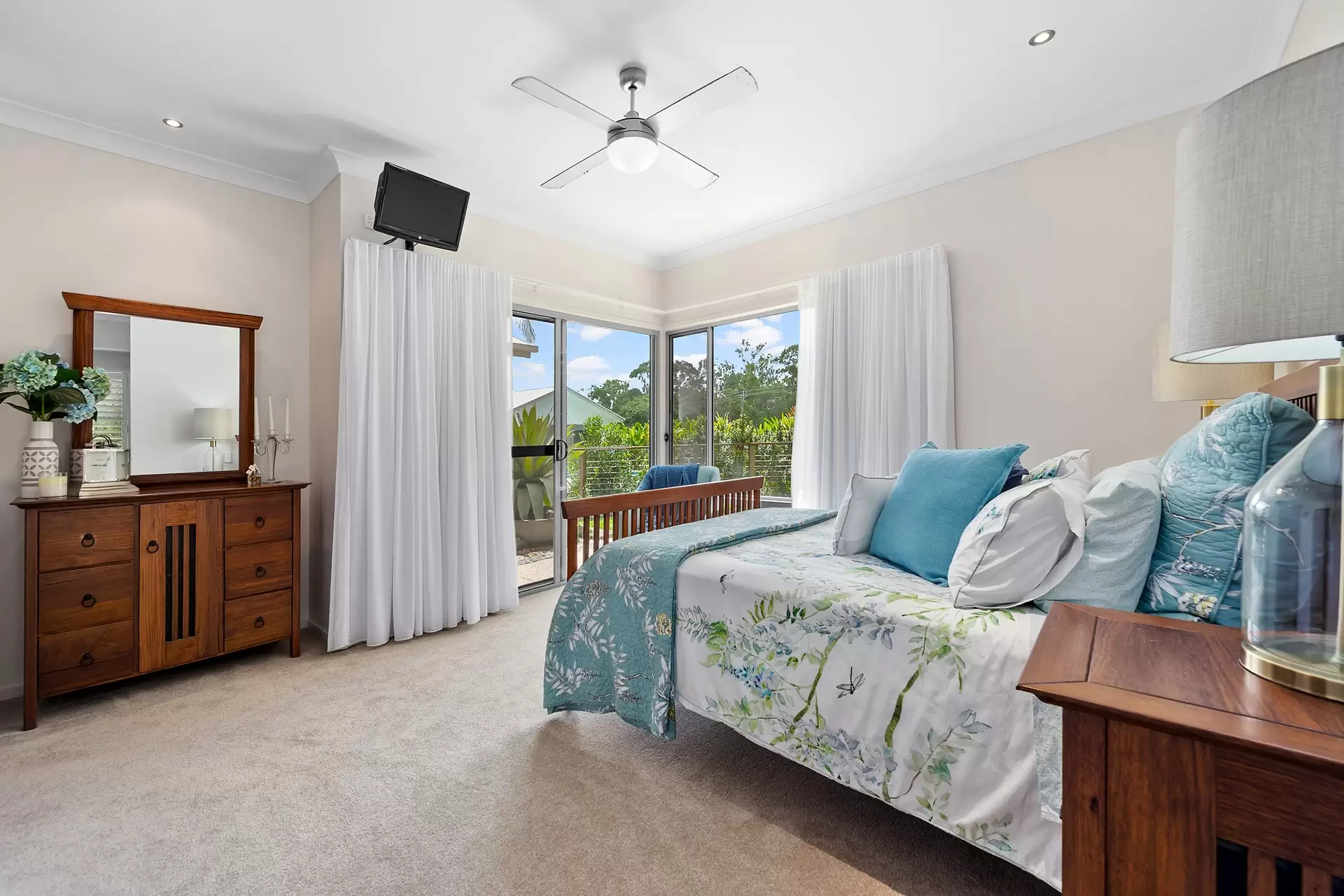 393 London Road, Belmont Sold by Queensland Sotheby's International Realty - image 1