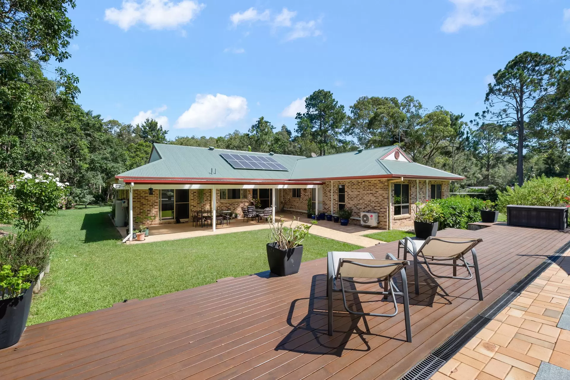 166 Warriewood Street, Chandler Sold by Queensland Sotheby's International Realty - image 1