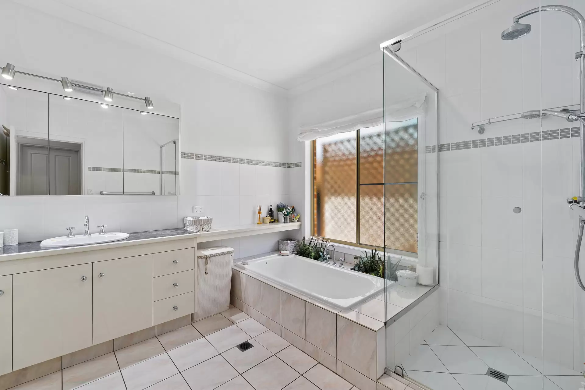 166 Warriewood Street, Chandler Sold by Queensland Sotheby's International Realty - image 1