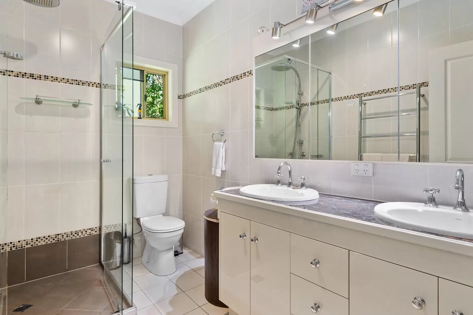 166 Warriewood Street, Chandler Sold by Queensland Sotheby's International Realty - image 1
