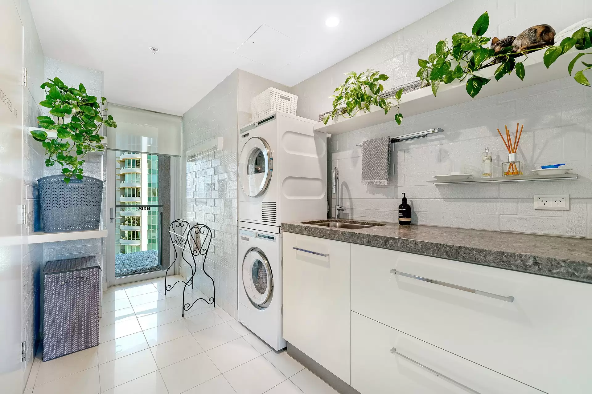 11 Hill Parade, Main Beach Sold by Queensland Sotheby's International Realty - image 1