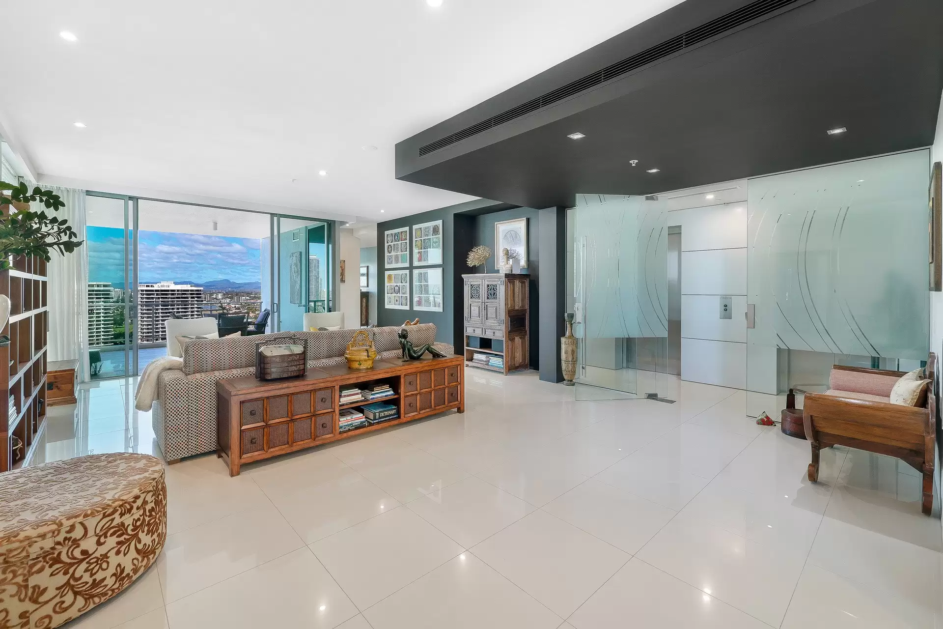 11 Hill Parade, Main Beach Sold by Queensland Sotheby's International Realty - image 1