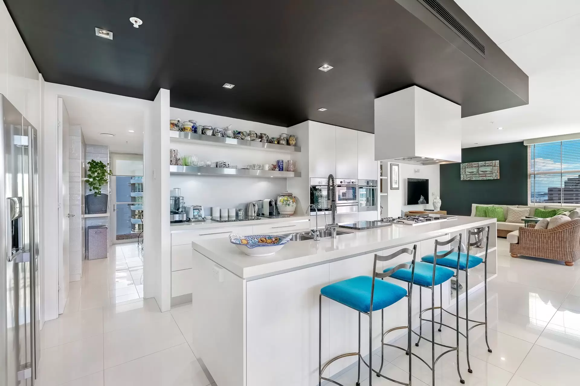 11 Hill Parade, Main Beach Sold by Queensland Sotheby's International Realty - image 1