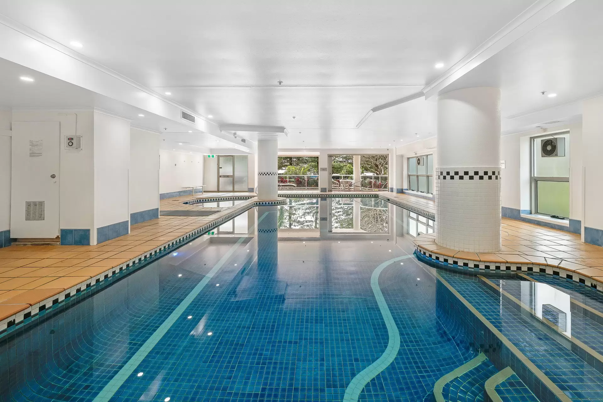 18/1 Hughes Avenue, Main Beach Sold by  - image 1