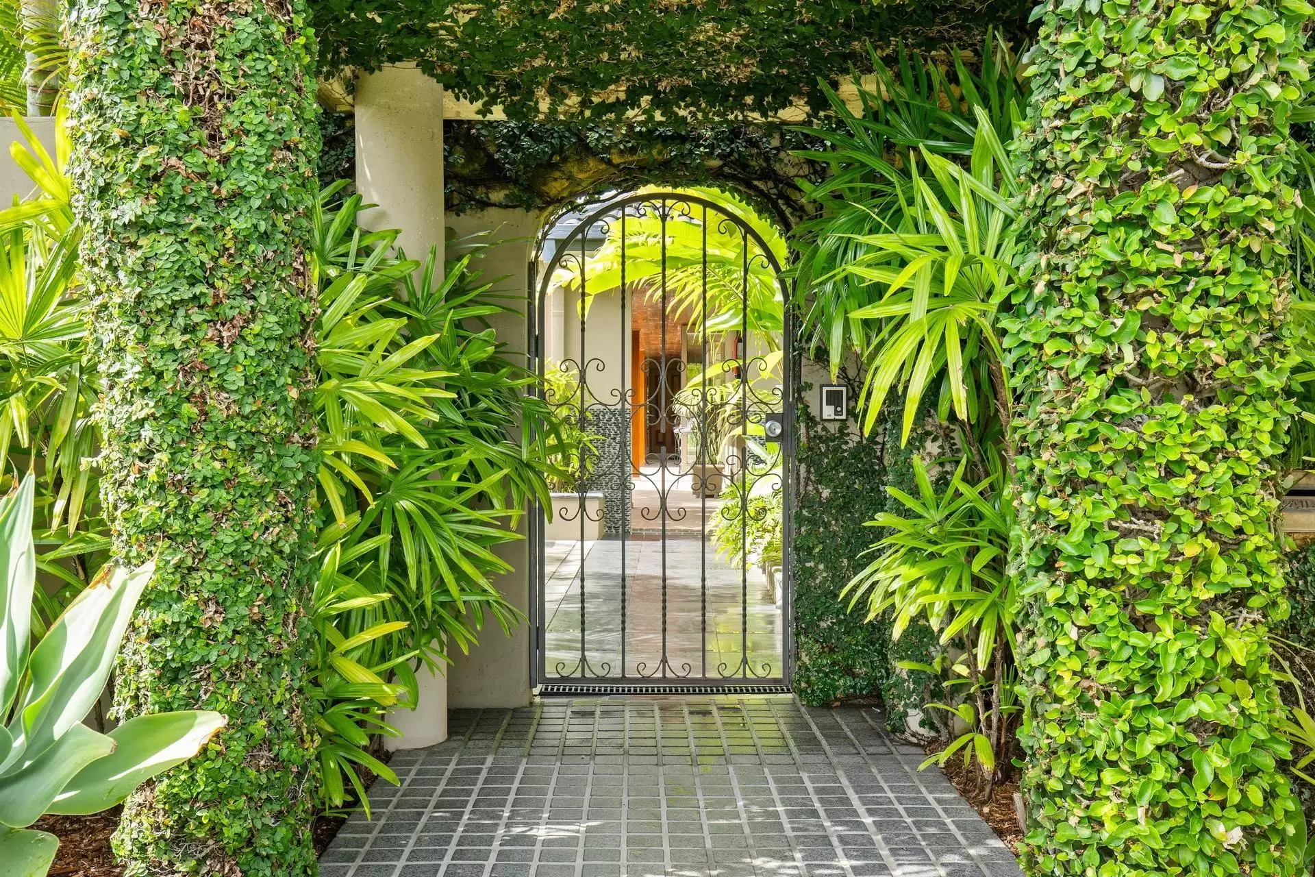 11 Gregory Drive, Carrara Sold by  - image 1