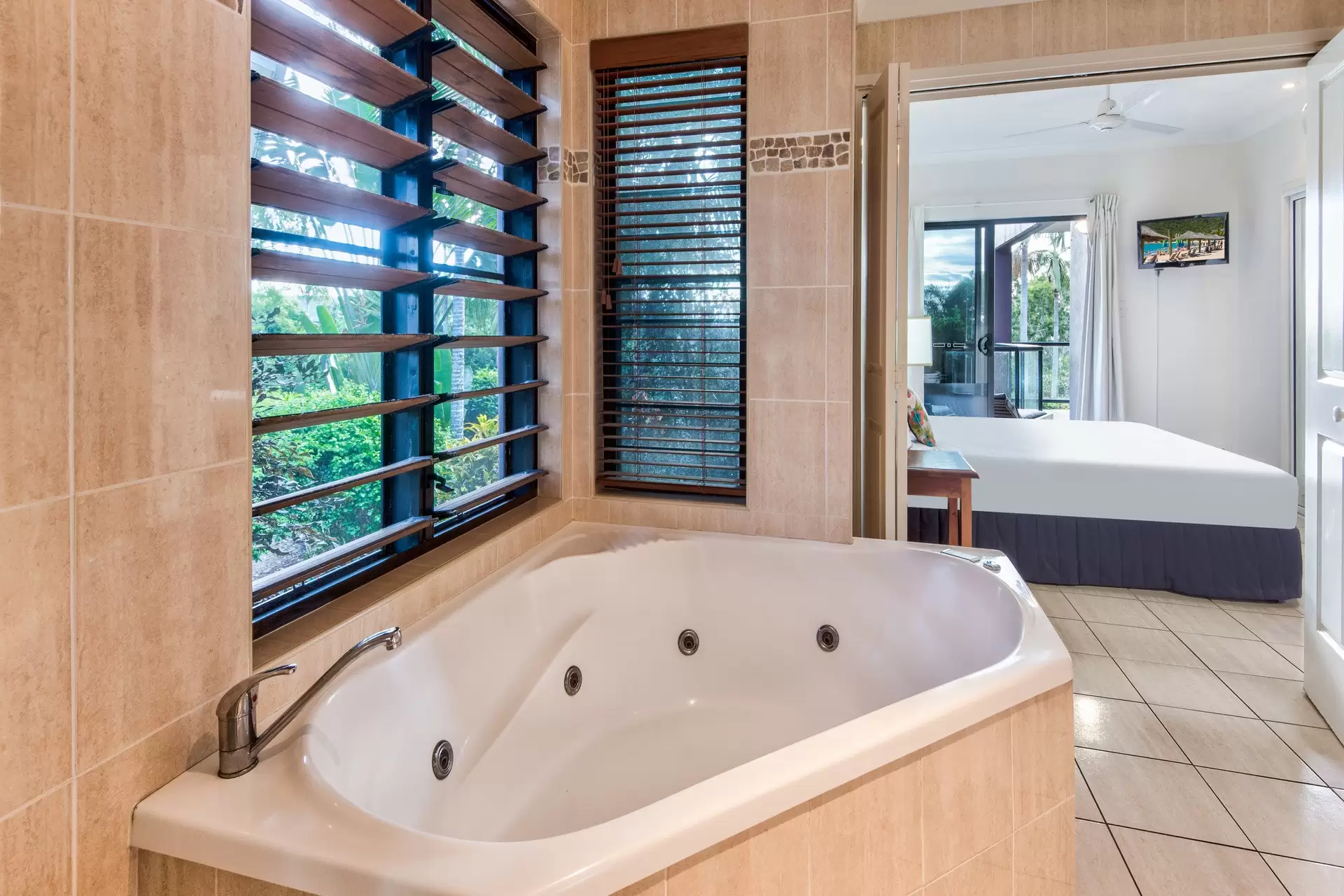 1/6 Banksia Court, Hamilton Island Sold by Queensland Sotheby's International Realty - image 1