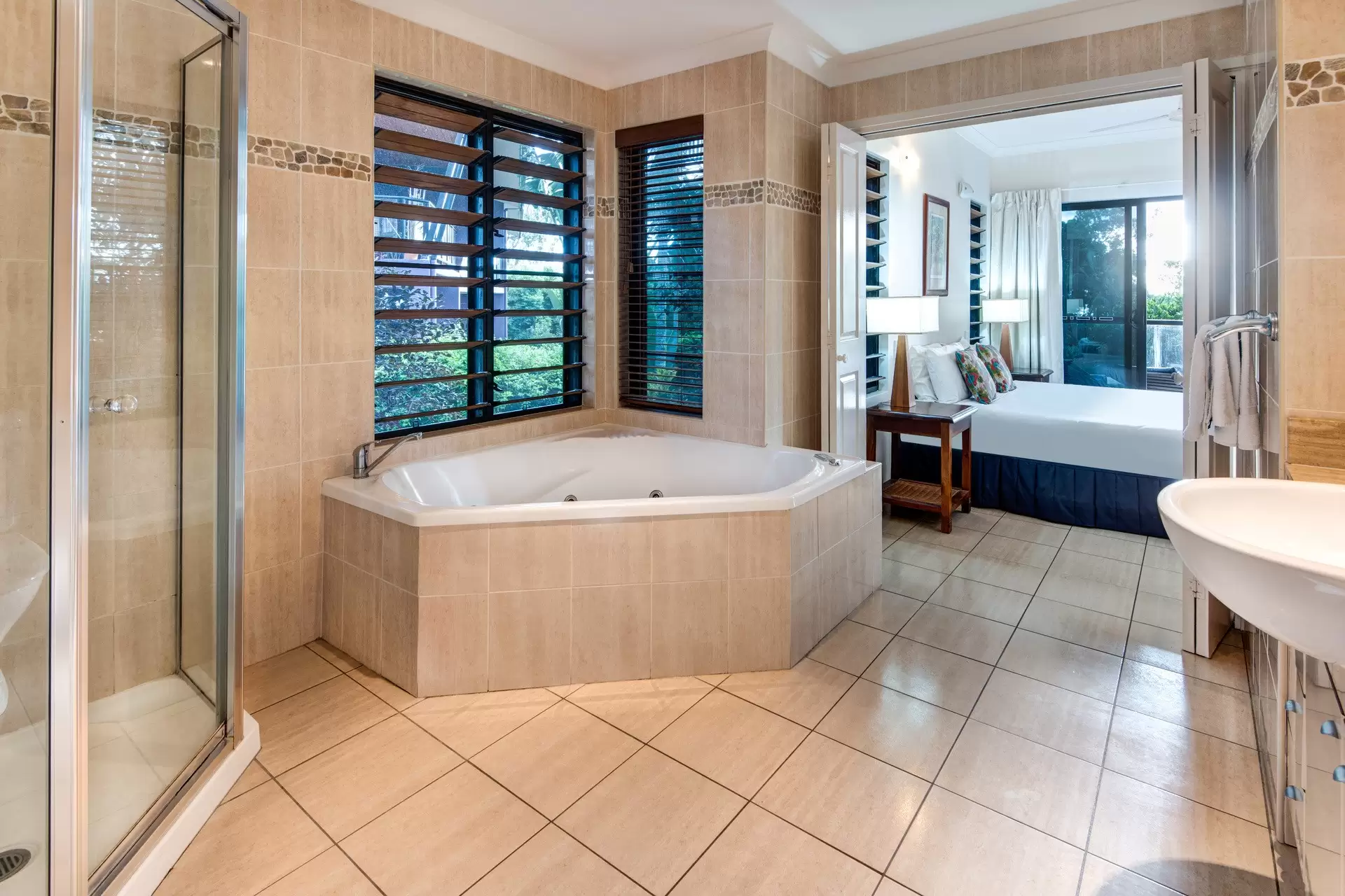 1/6 Banksia Court, Hamilton Island Sold by Queensland Sotheby's International Realty - image 1