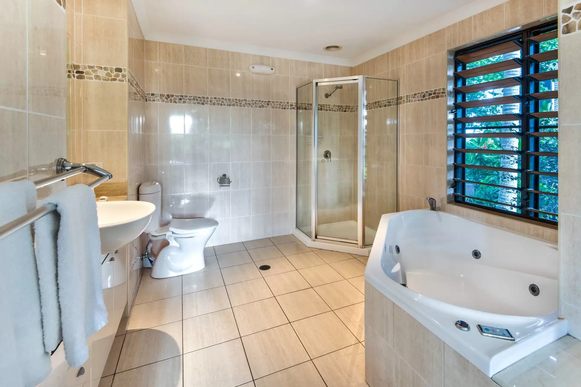 1/6 Banksia Court, Hamilton Island Sold by Queensland Sotheby's International Realty - image 1