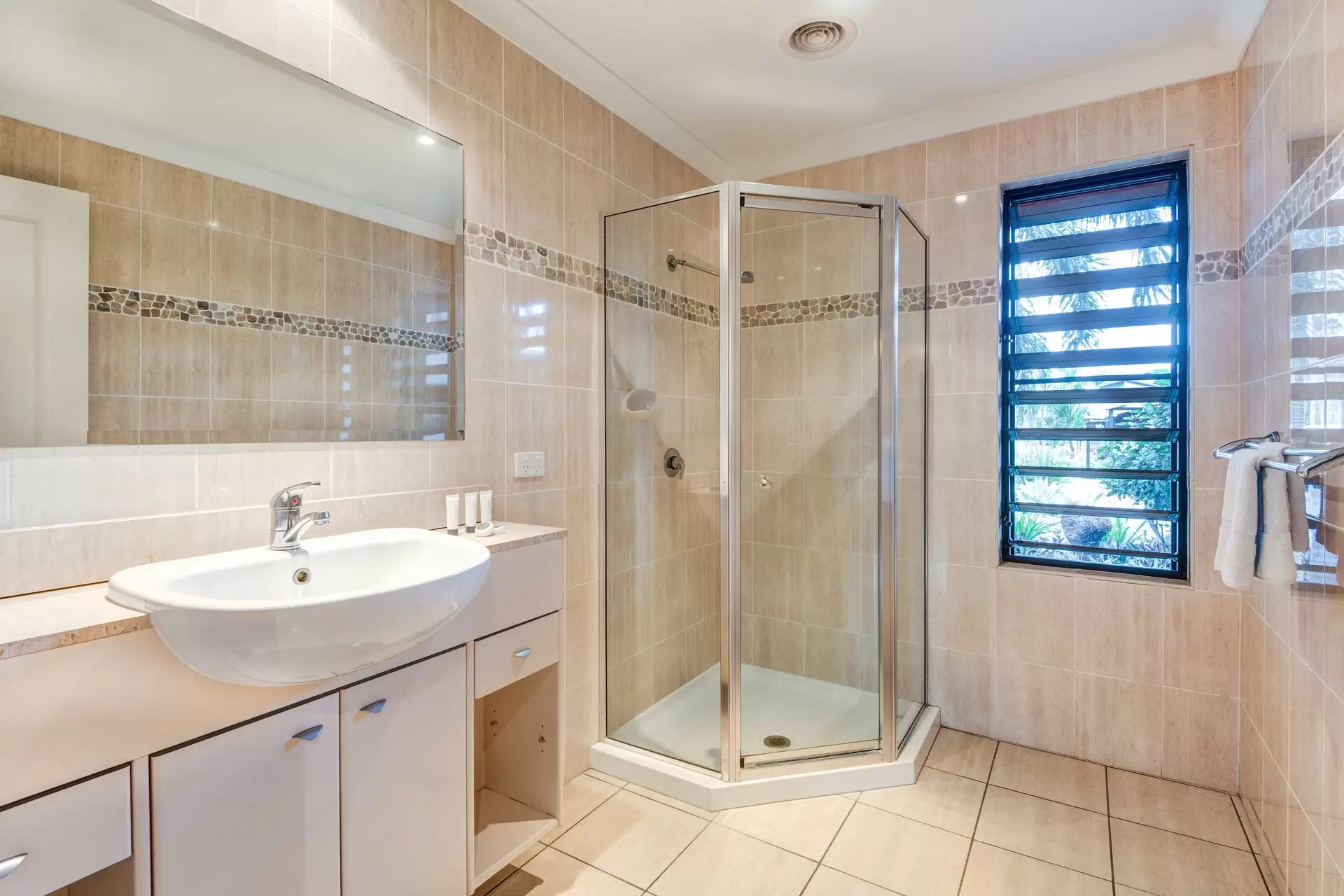 1/6 Banksia Court, Hamilton Island Sold by Queensland Sotheby's International Realty - image 1