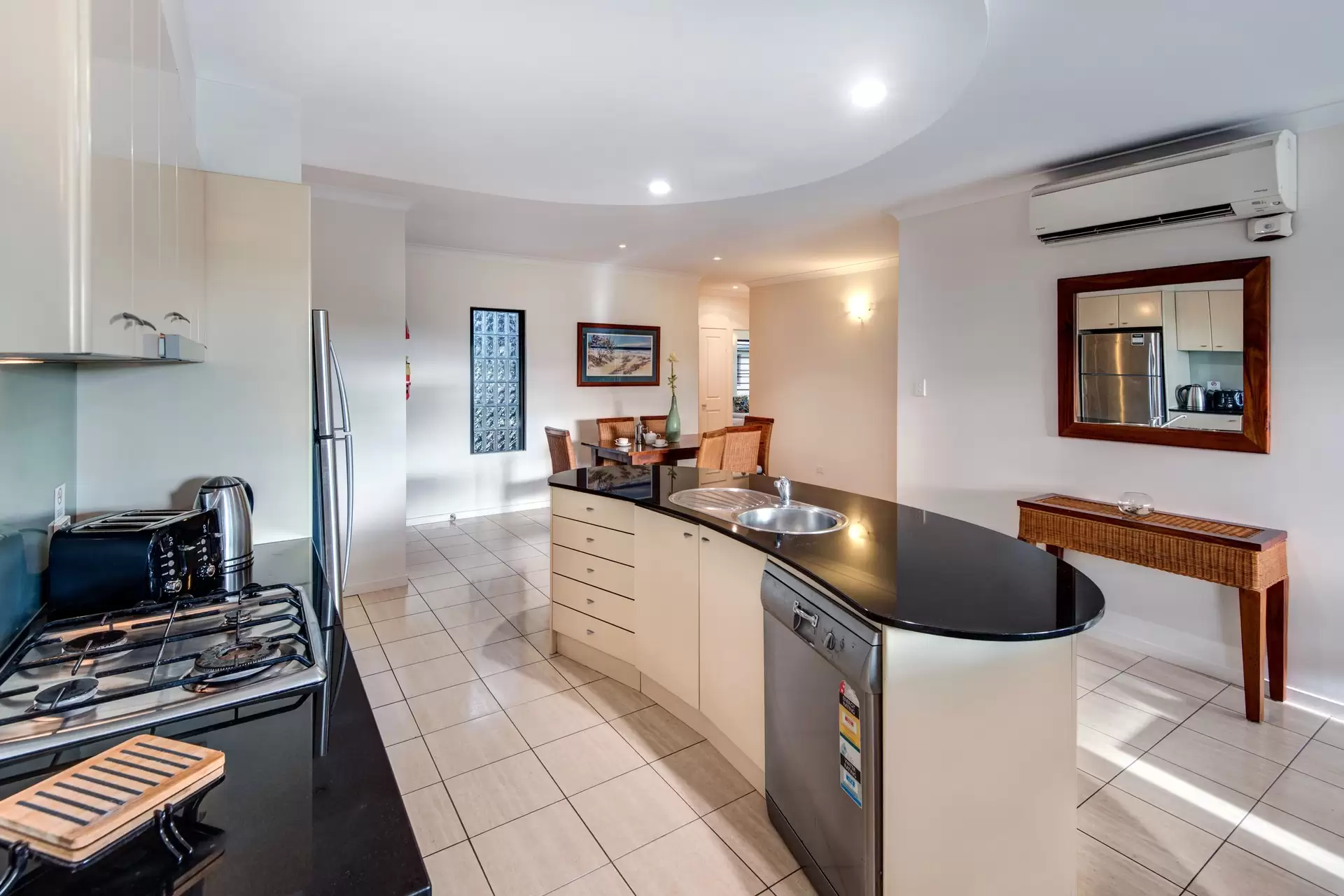 1/6 Banksia Court, Hamilton Island Sold by Queensland Sotheby's International Realty - image 1