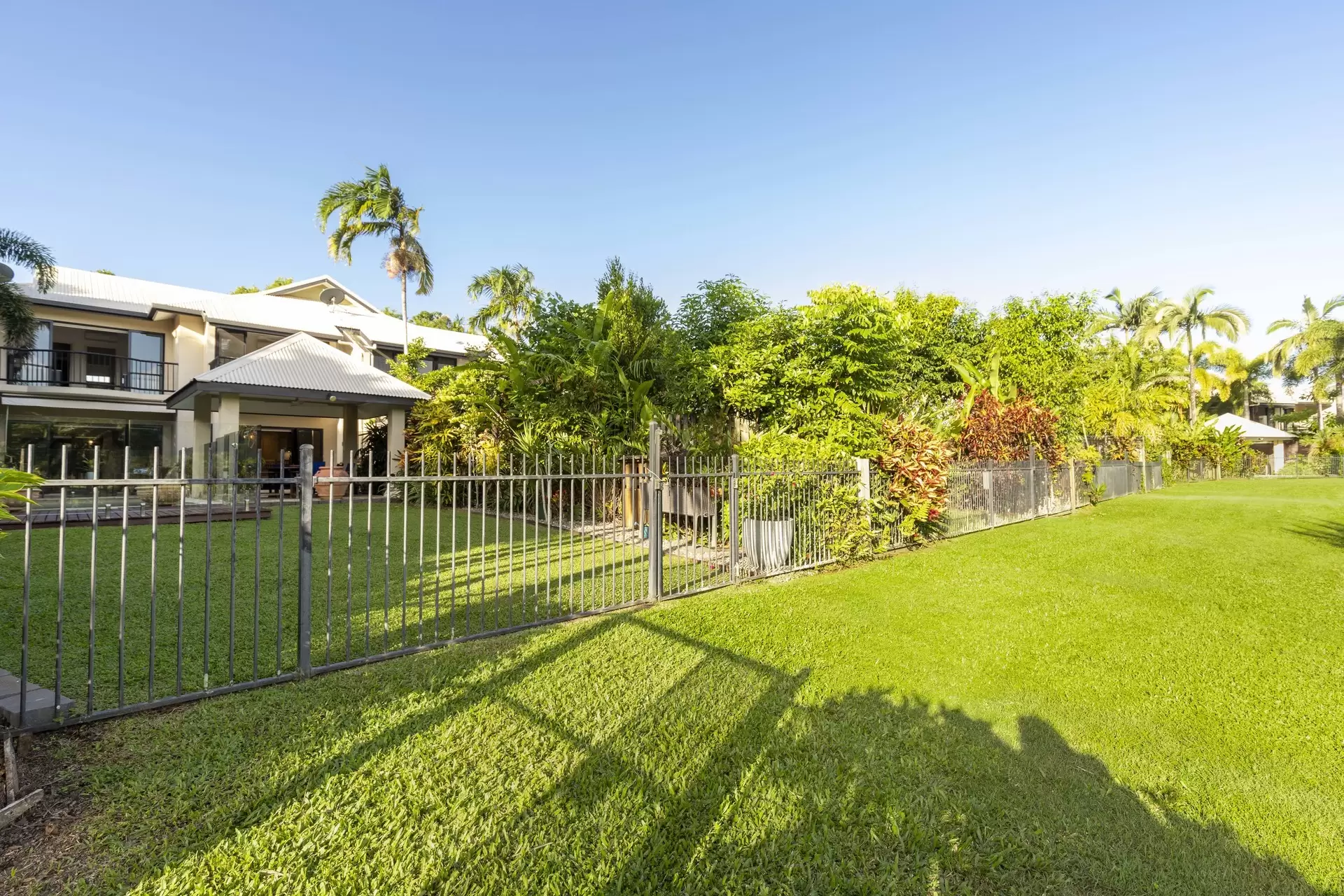 1/11-17 St Crispins Avenue, Port Douglas Sold by Queensland Sotheby's International Realty - image 1