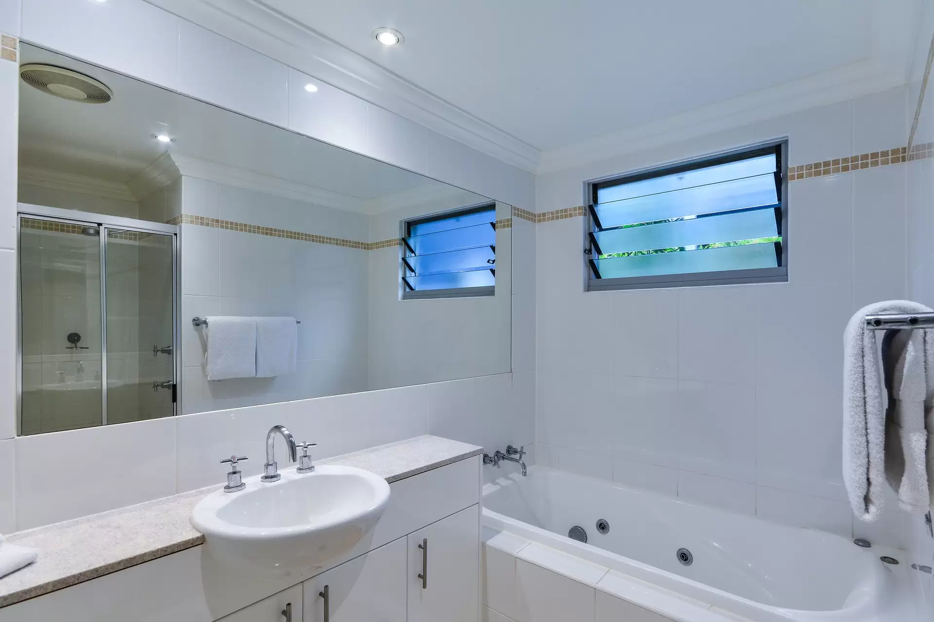 8/2 Banksia Court, Hamilton Island Sold by Queensland Sotheby's International Realty - image 1