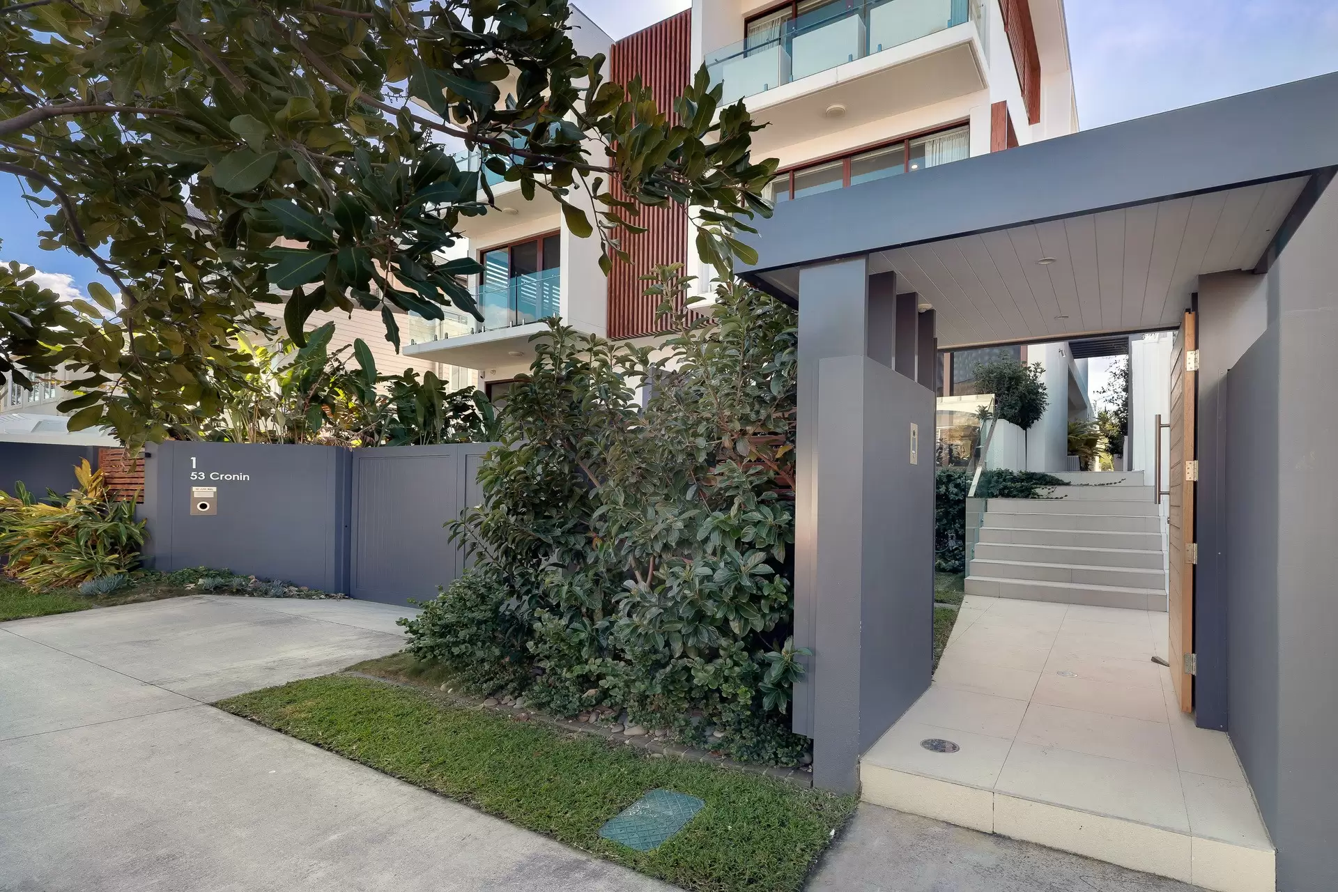 2/53 Cronin Avenue, Main Beach Sold by Queensland Sotheby's International Realty - image 1