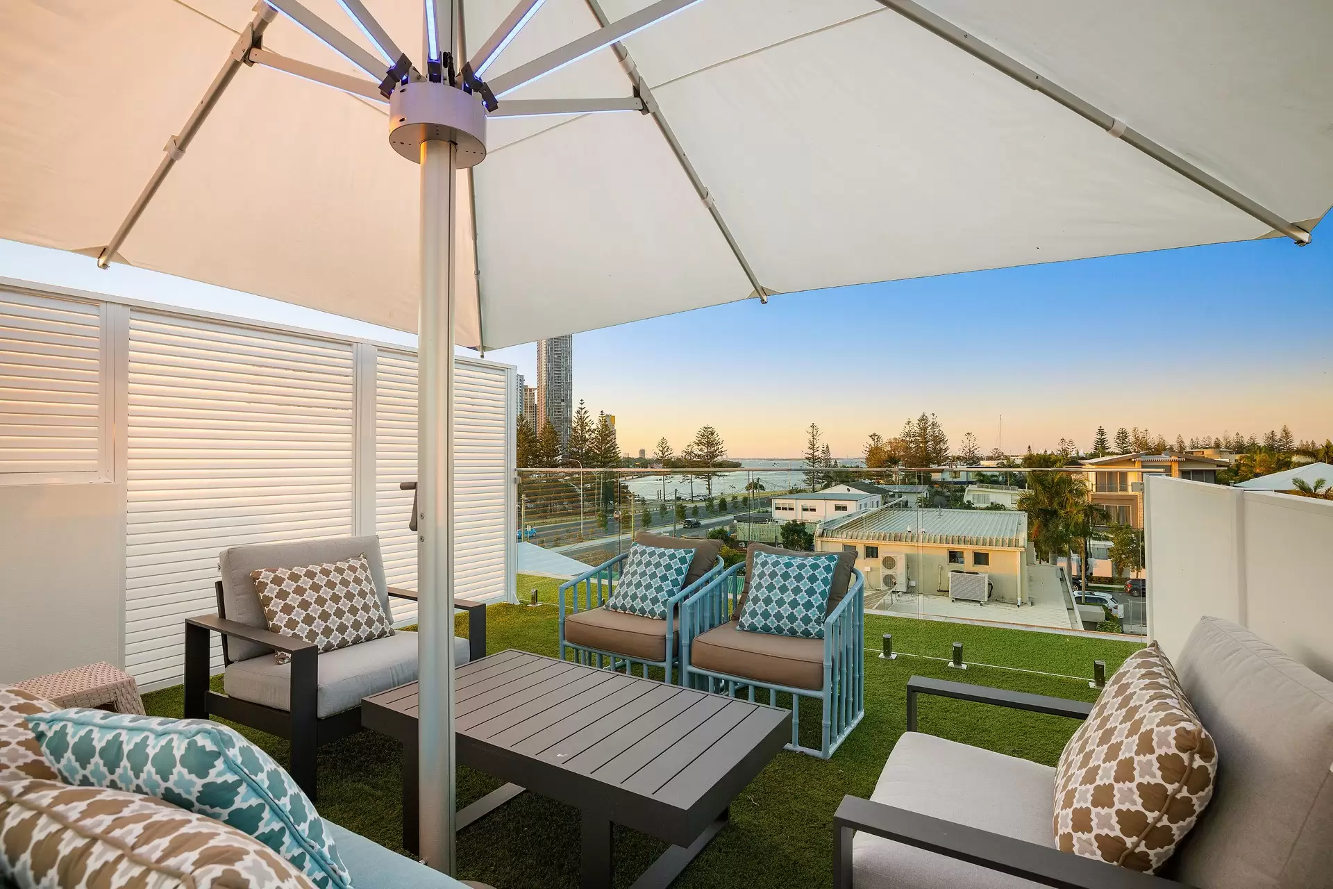2/53 Cronin Avenue, Main Beach Sold by Queensland Sotheby's International Realty - image 1
