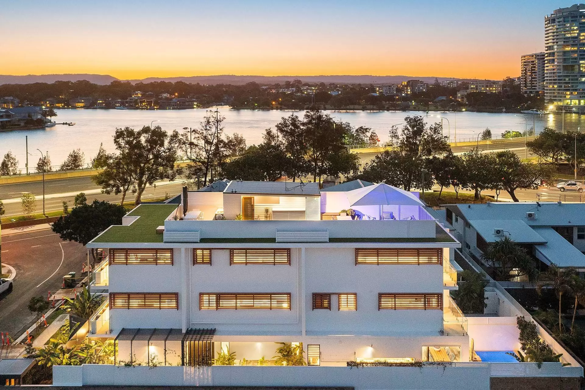 2/53 Cronin Avenue, Main Beach Sold by Queensland Sotheby's International Realty - image 1
