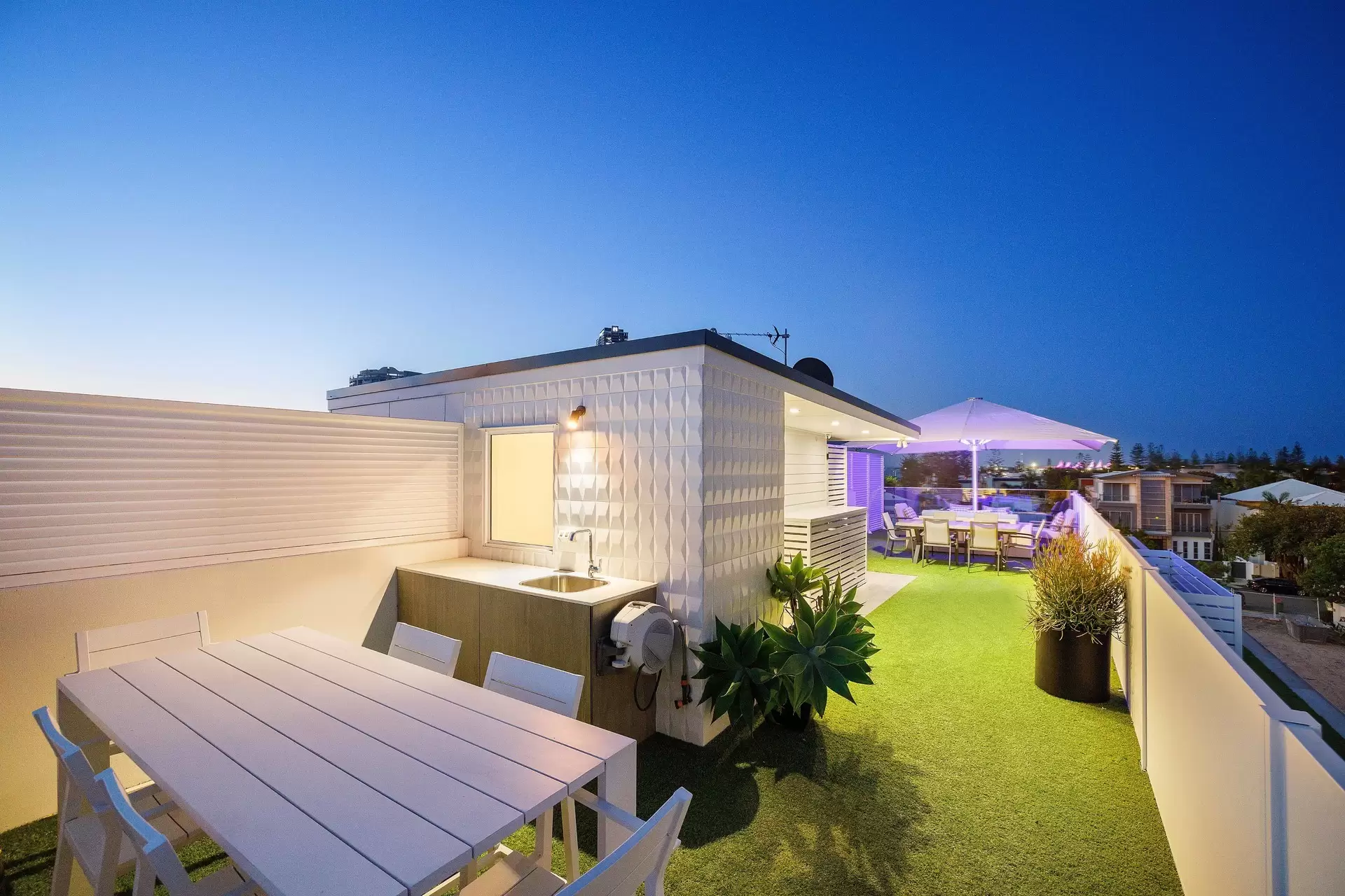 2/53 Cronin Avenue, Main Beach Sold by Queensland Sotheby's International Realty - image 1