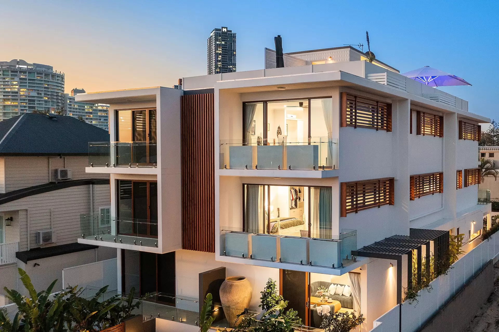 2/53 Cronin Avenue, Main Beach Sold by Queensland Sotheby's International Realty - image 1